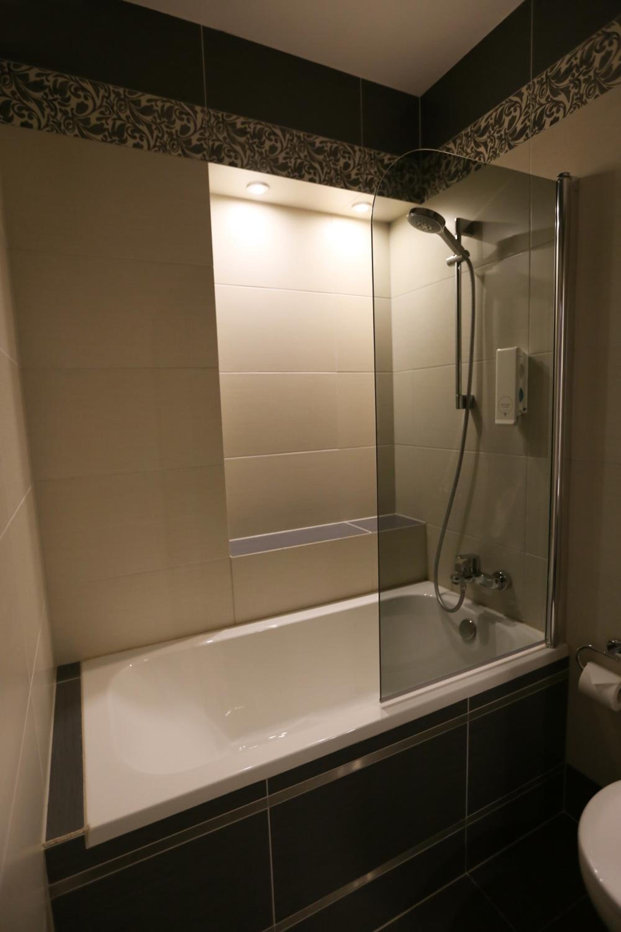 Deluxe Suite - Photo 6