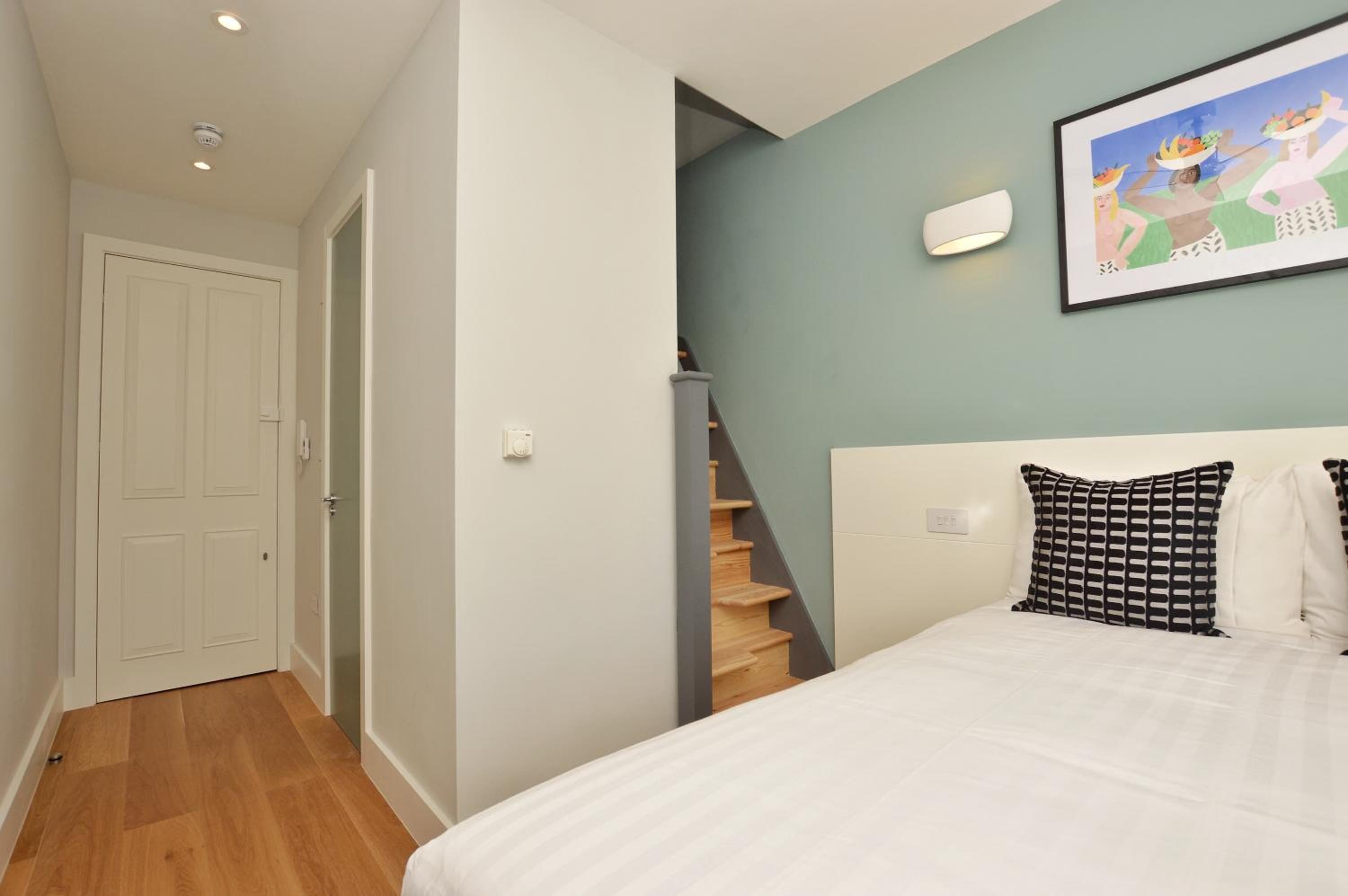Top Floor One-Bedroom Apartment - Split Level photo 1