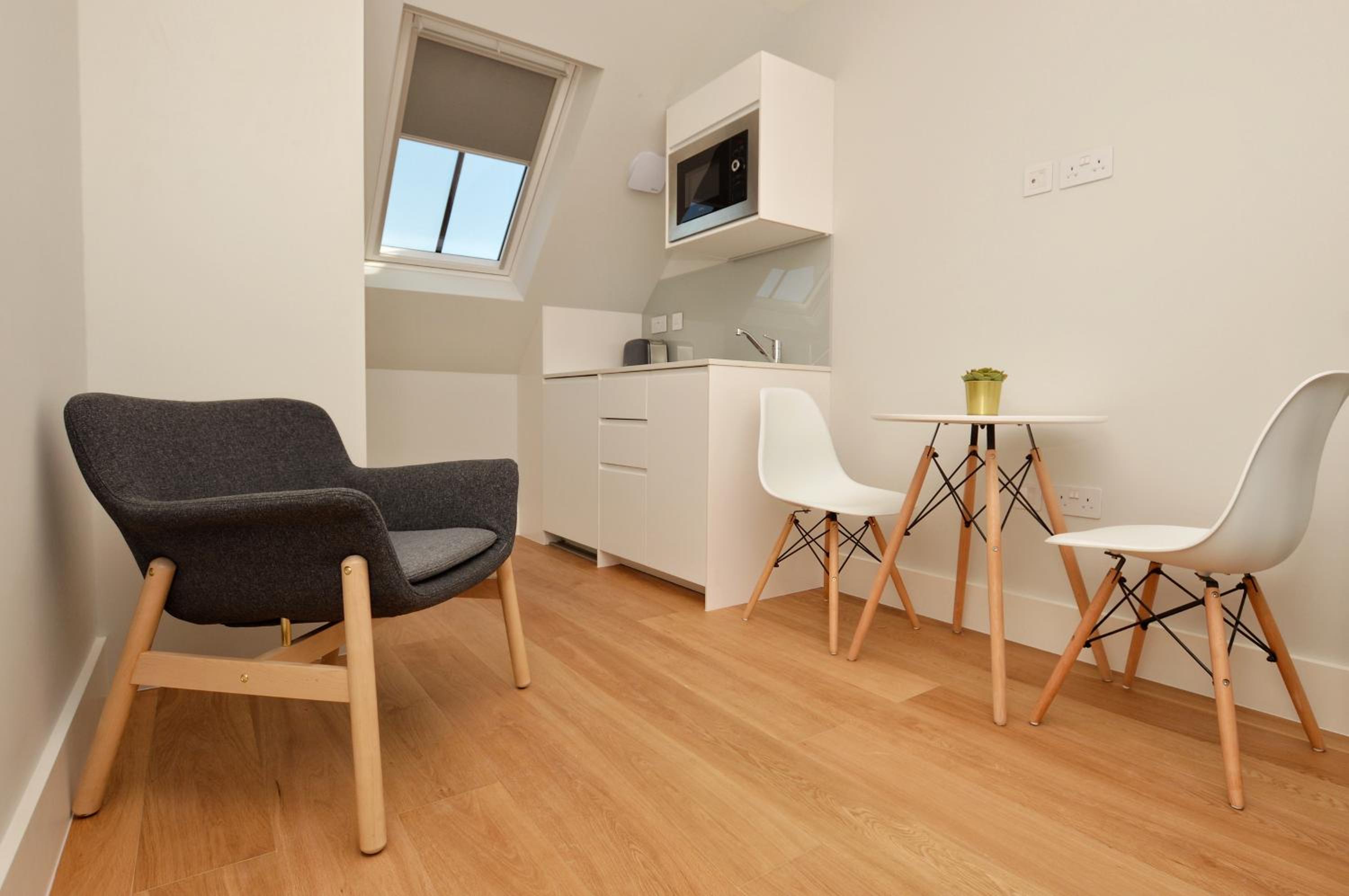 Top Floor One-Bedroom Apartment - Split Level photo 3