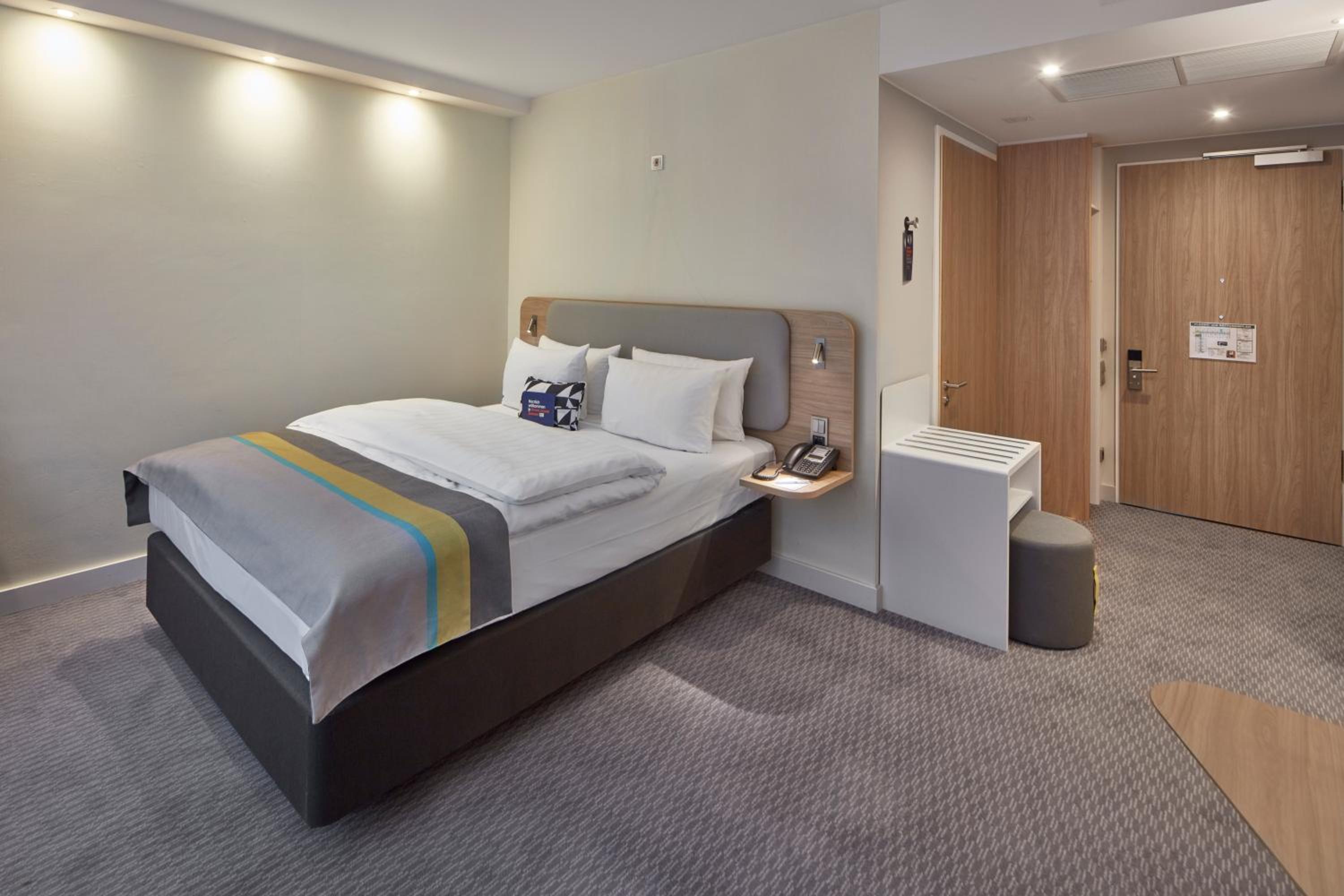 Standard Queen Room - Accessible photo 3