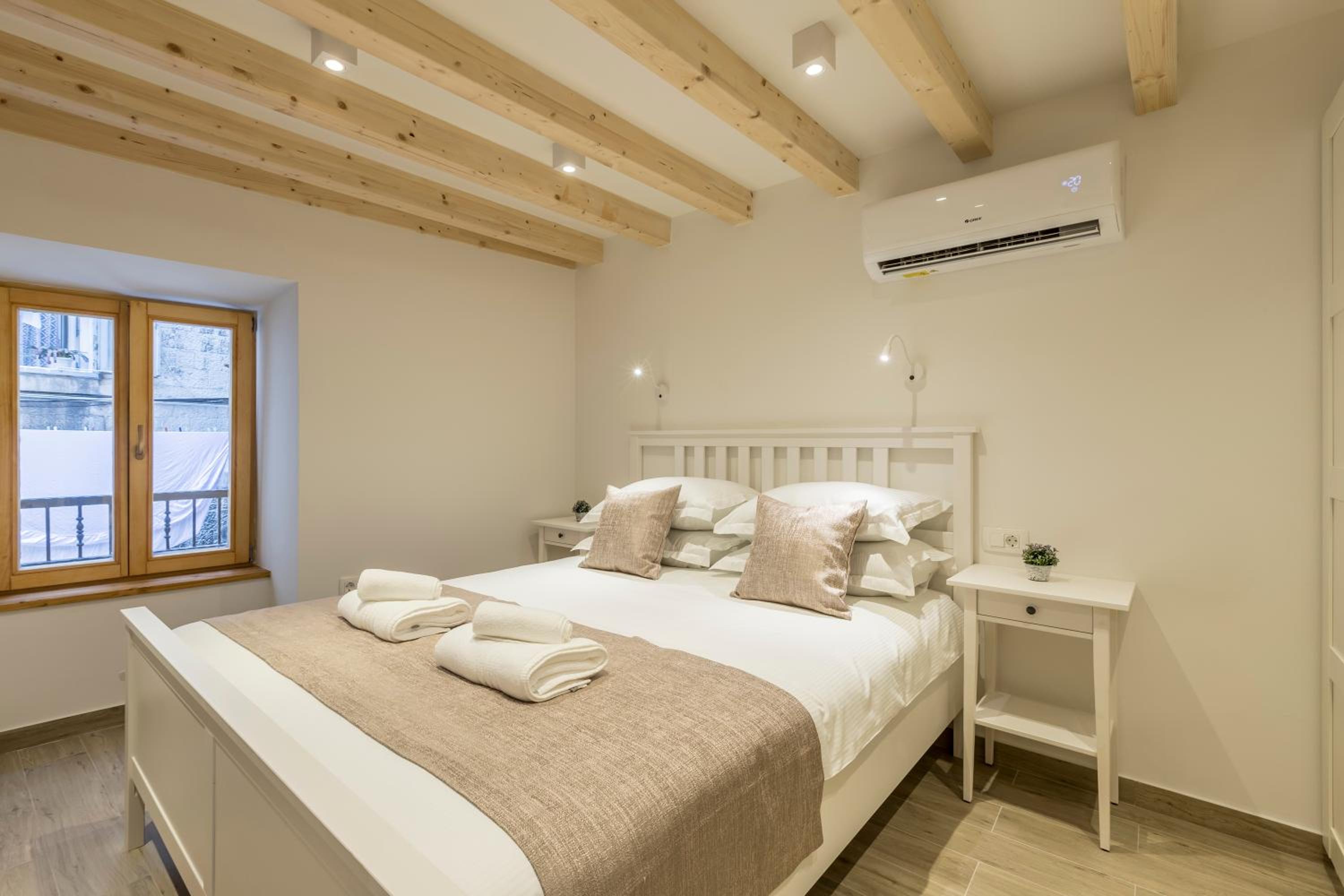 Deluxe Room - Photo 6