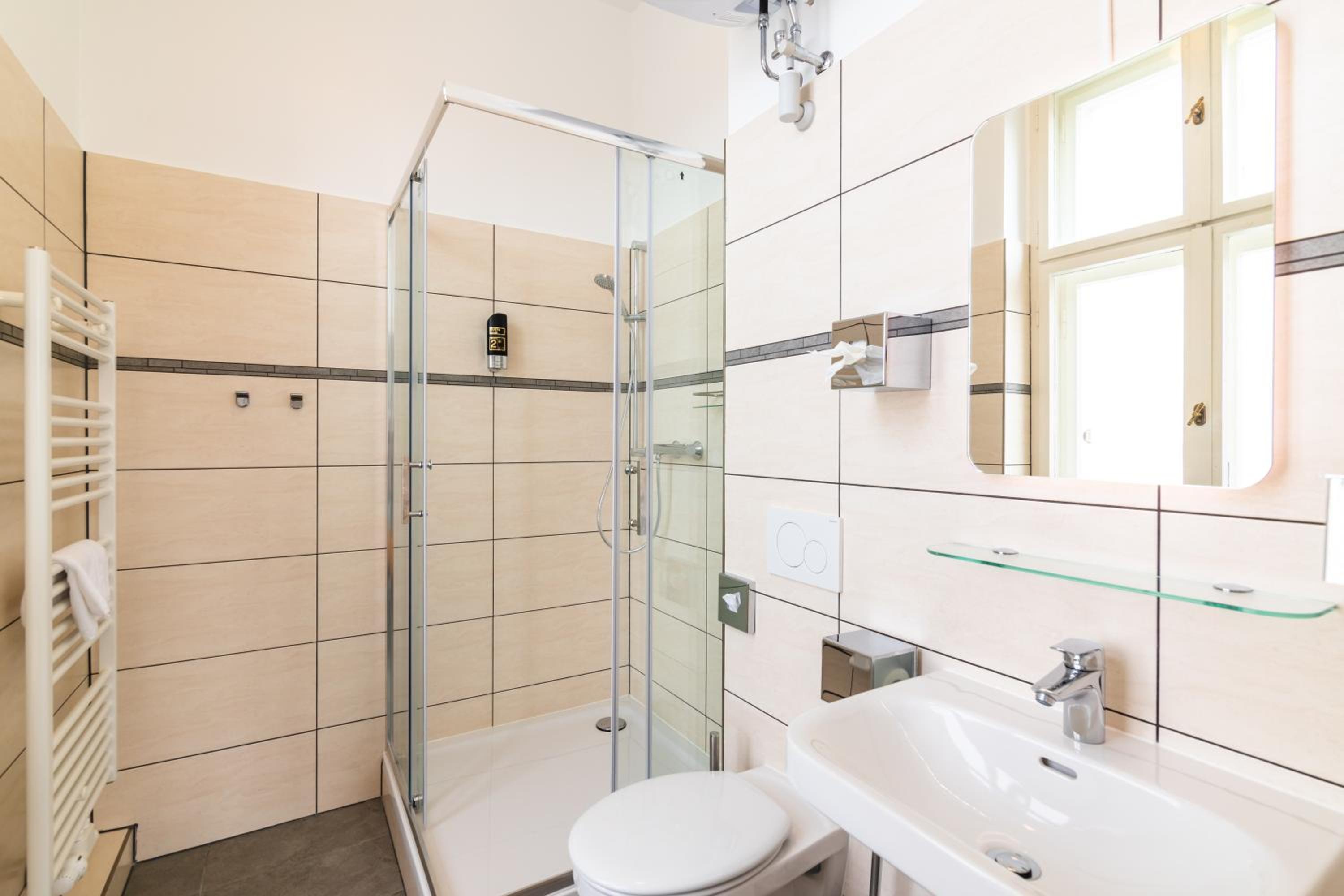 Family Room with Private Bathroom - Photo 10