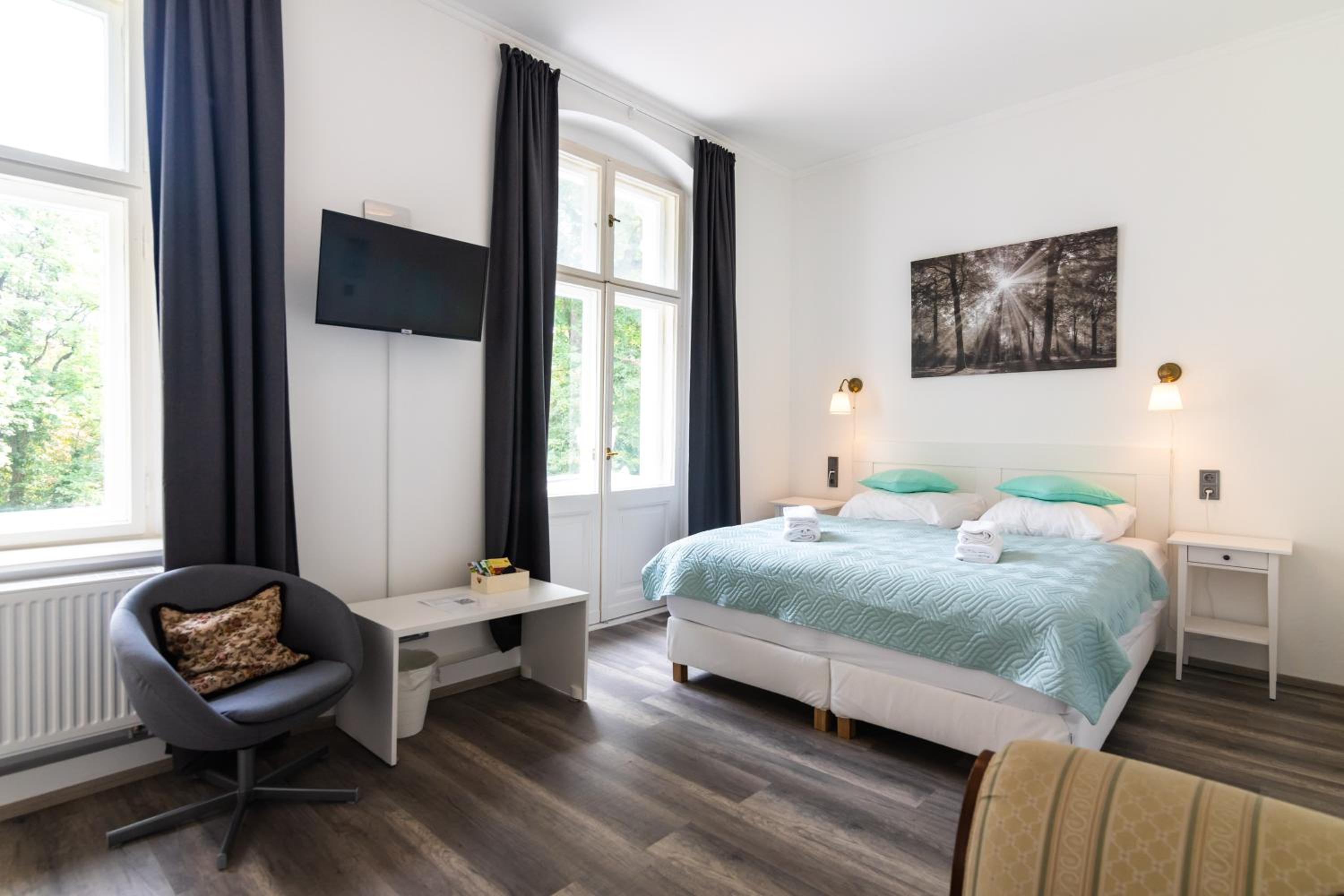 Deluxe Double Room with Balcony - Photo 15