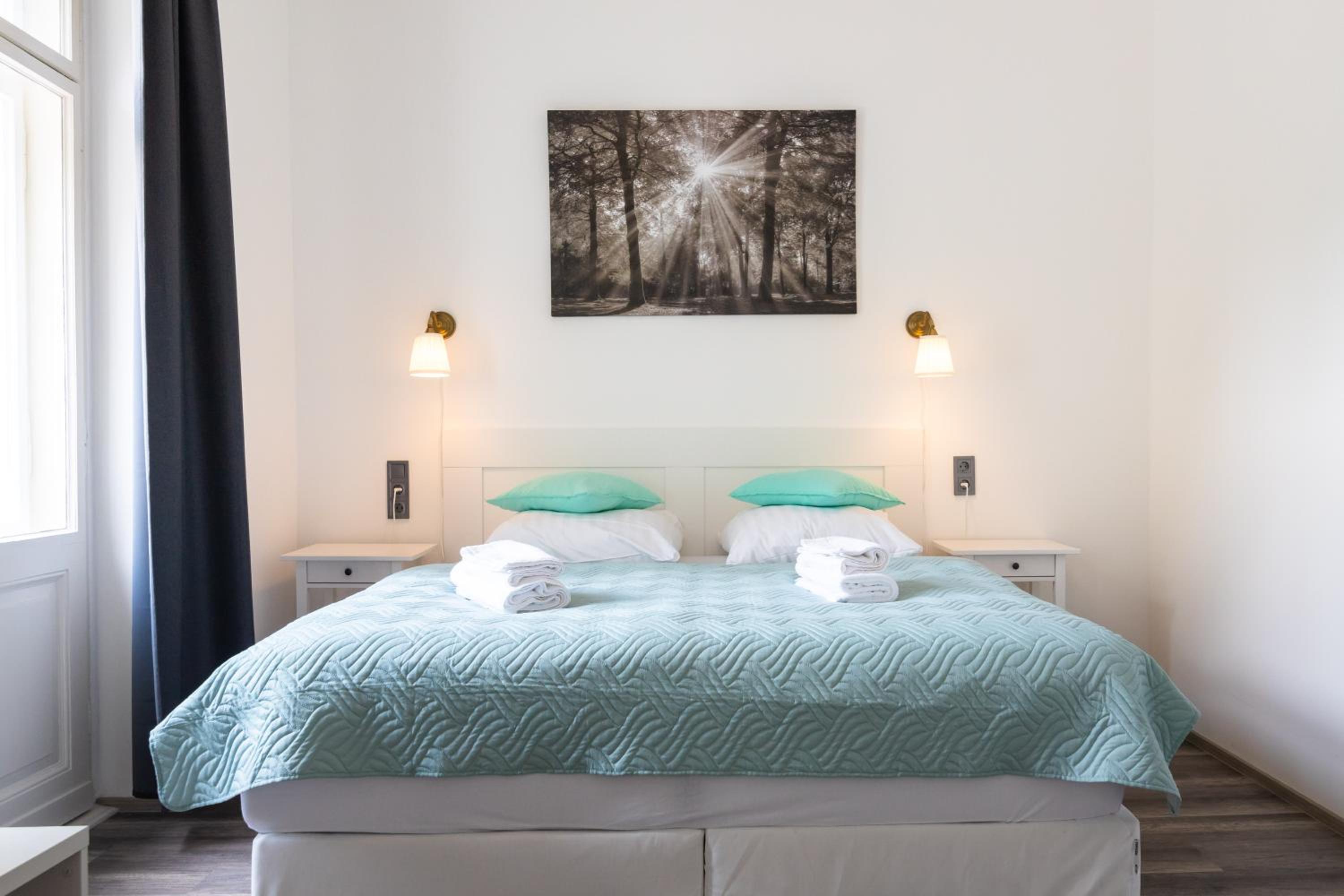 Deluxe Double Room with Balcony - Photo 16