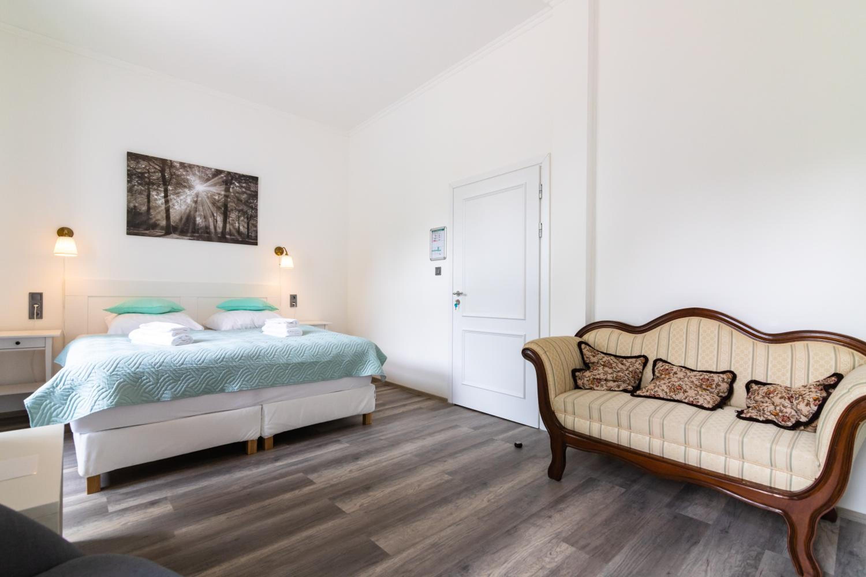 Deluxe Double Room with Balcony - Photo 17