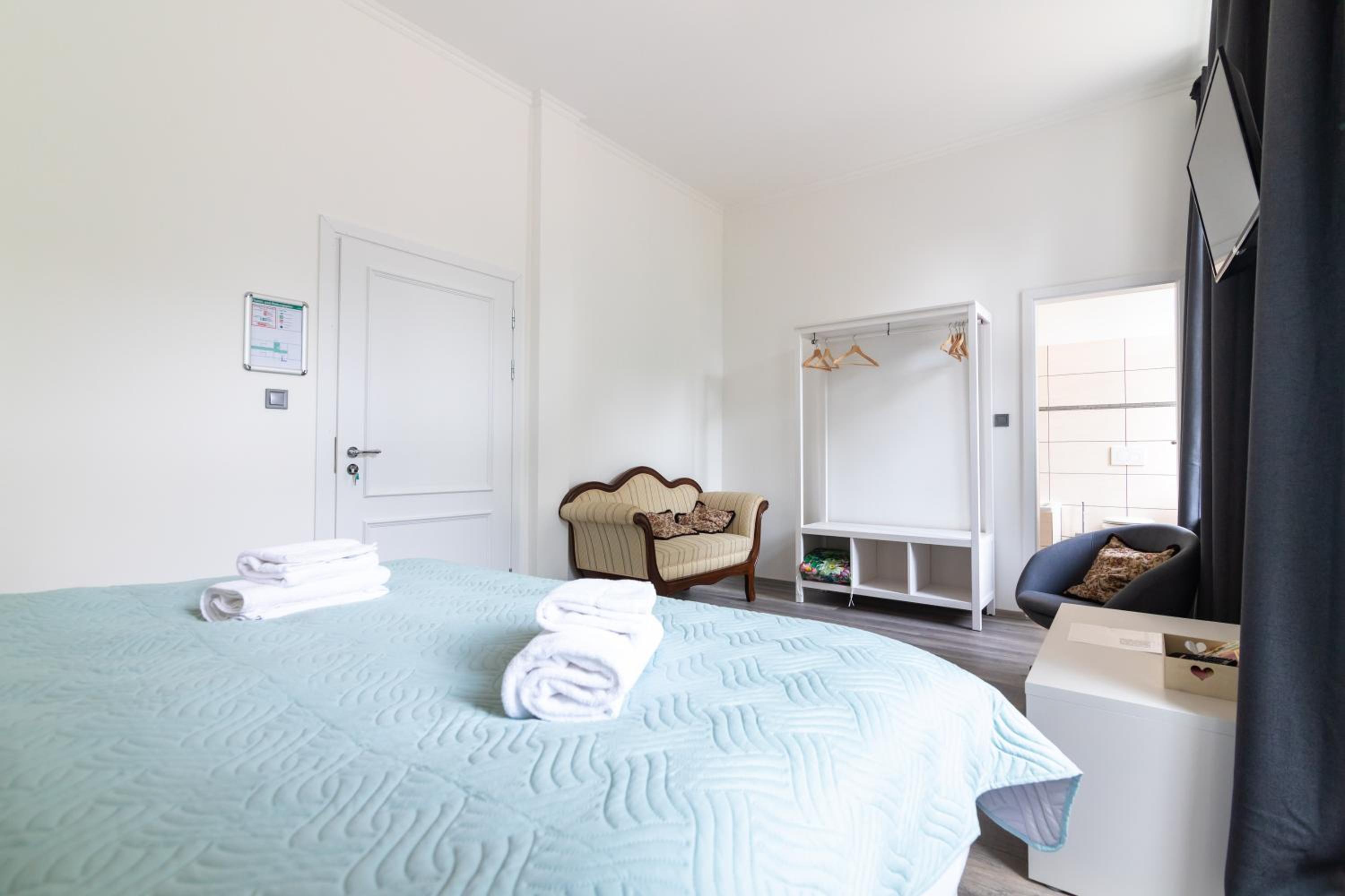 Deluxe Double Room with Balcony - Photo 19