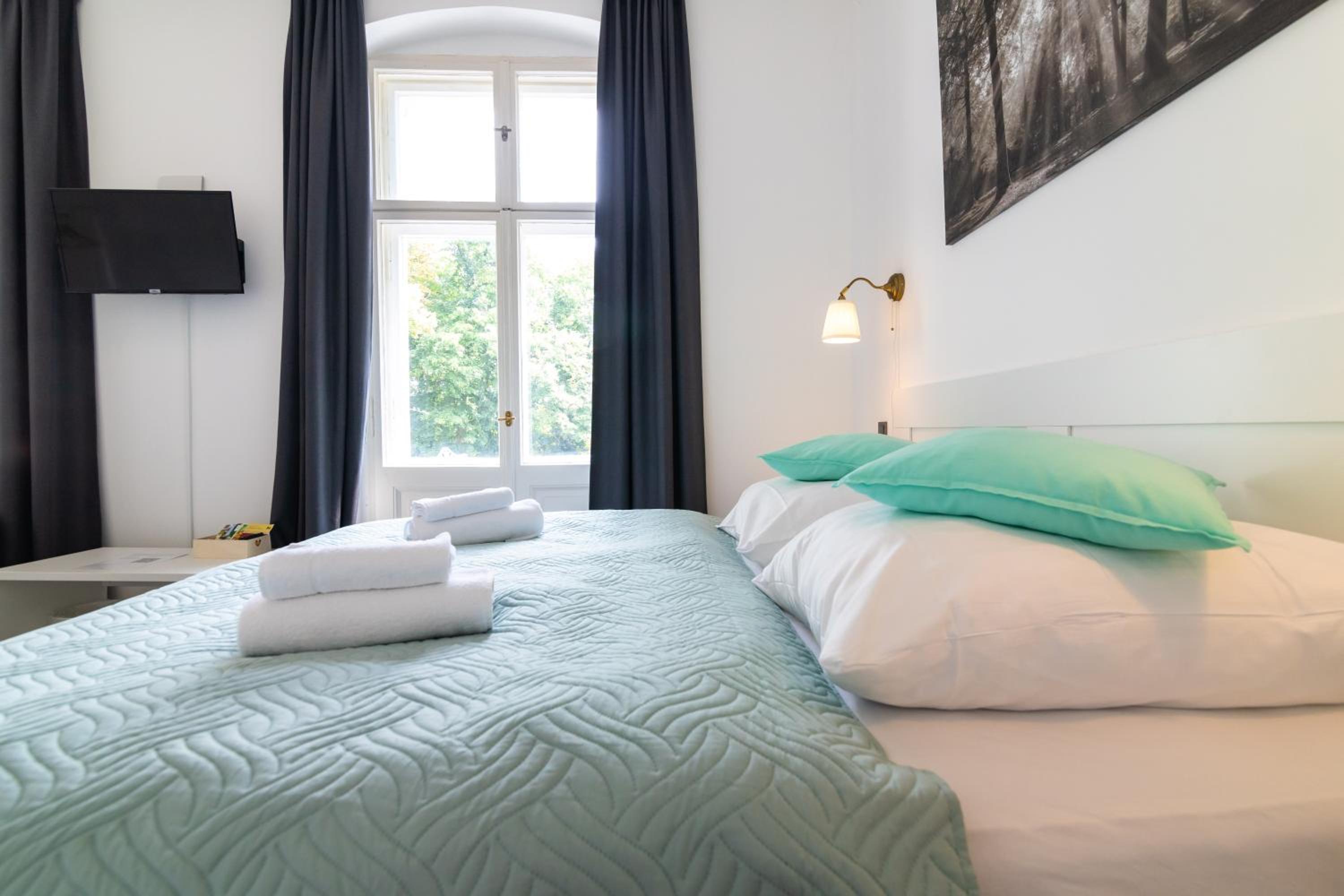 Deluxe Double Room with Balcony - Photo 11