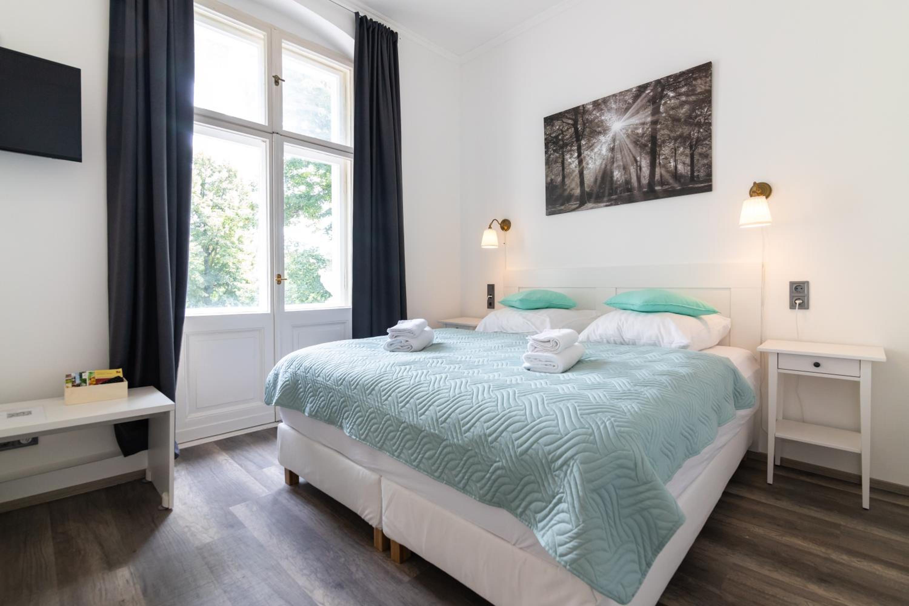 Deluxe Double Room with Balcony - Photo 8