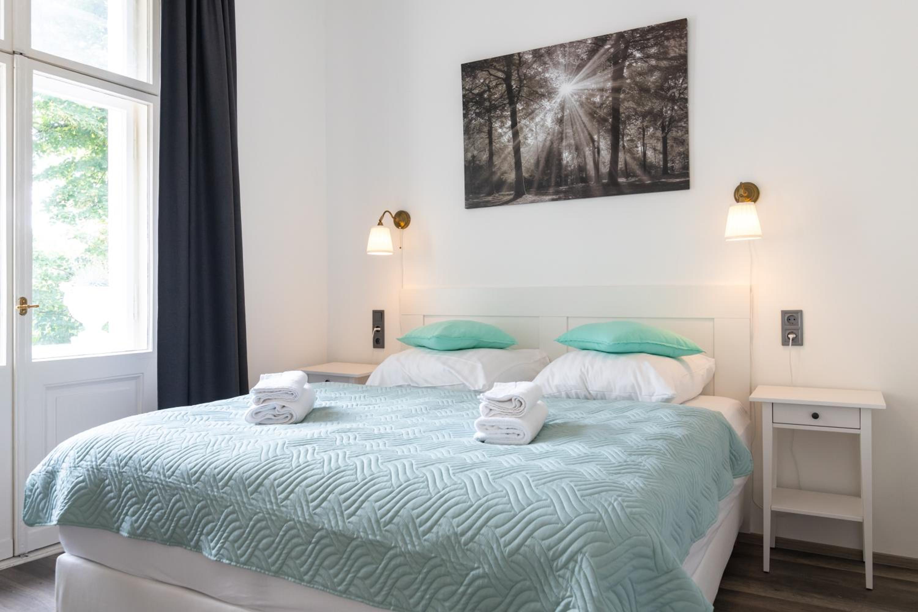 Deluxe Double Room with Balcony - Photo 9