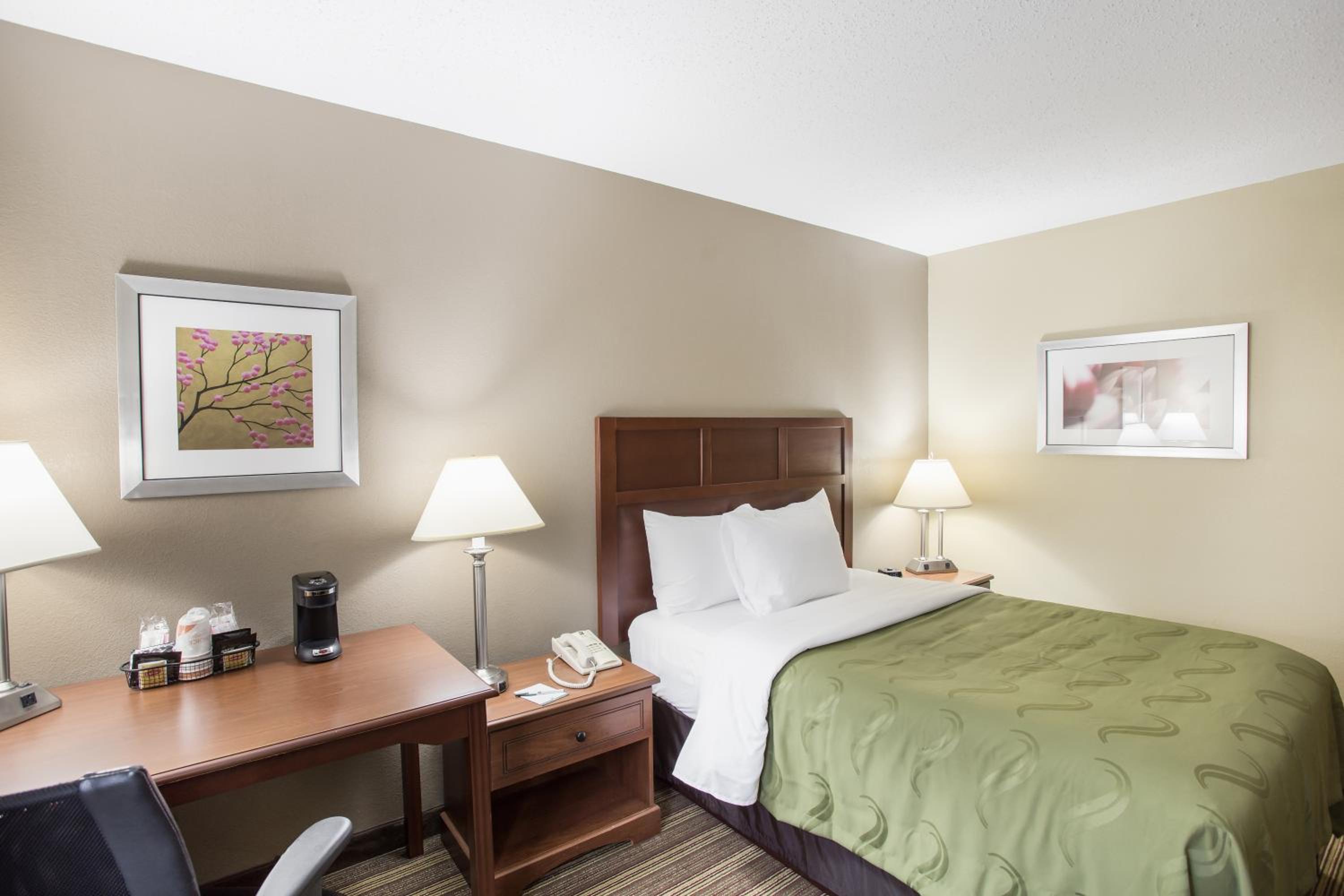 Double Room with Tub - Mobility Accessible/Non-Smoking - Photo 2
