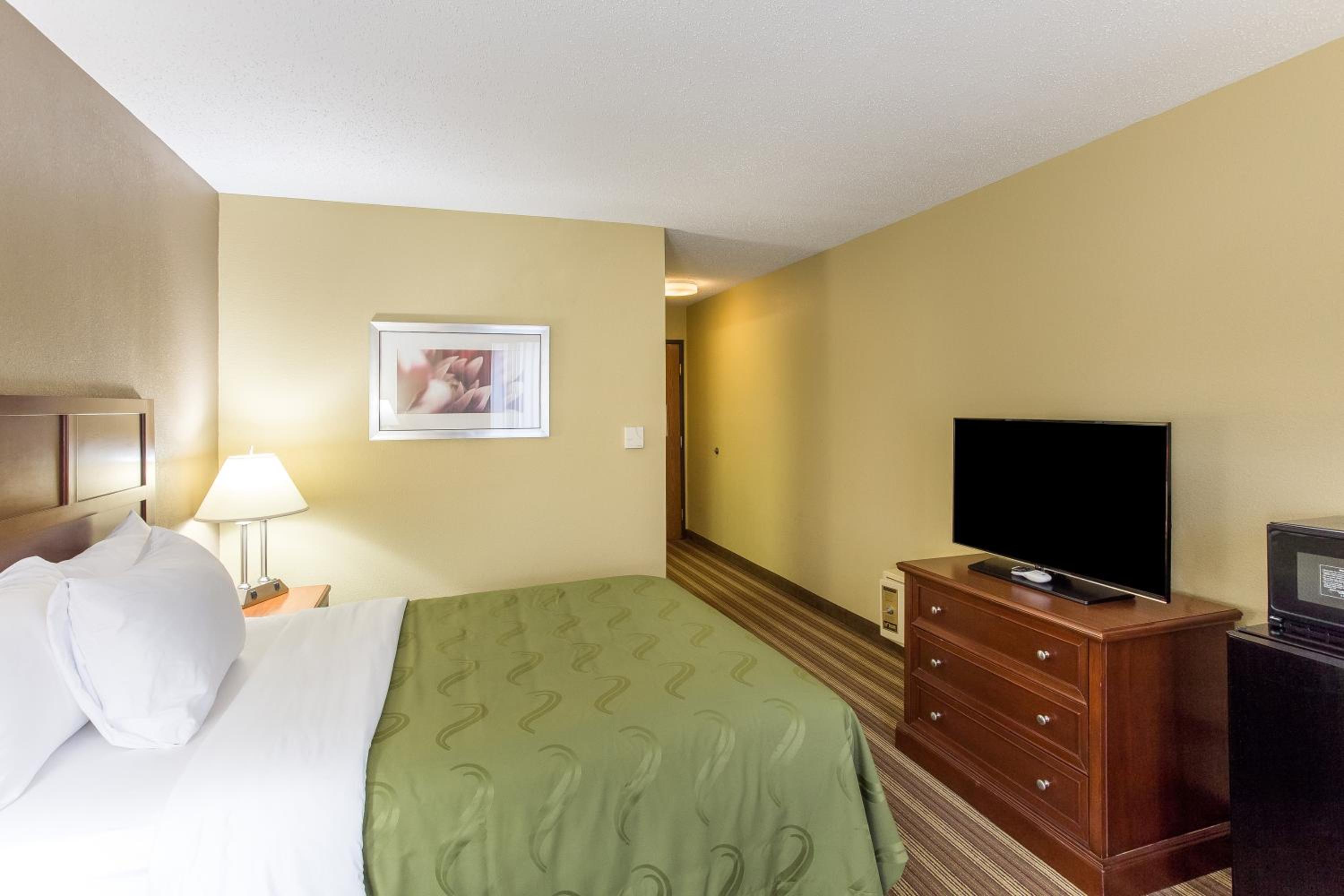 Double Room with Tub - Mobility Accessible/Non-Smoking - Photo 1