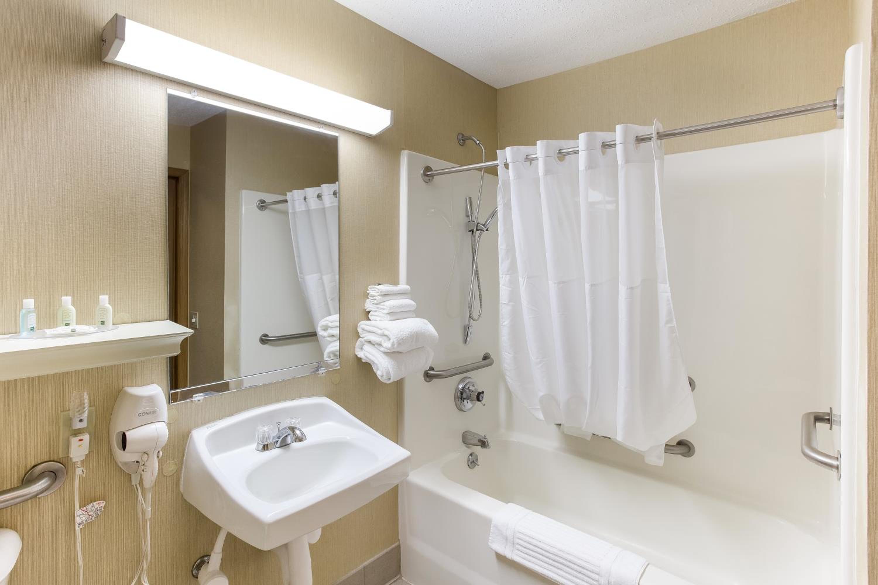 Double Room with Tub - Mobility Accessible/Non-Smoking - Photo 3