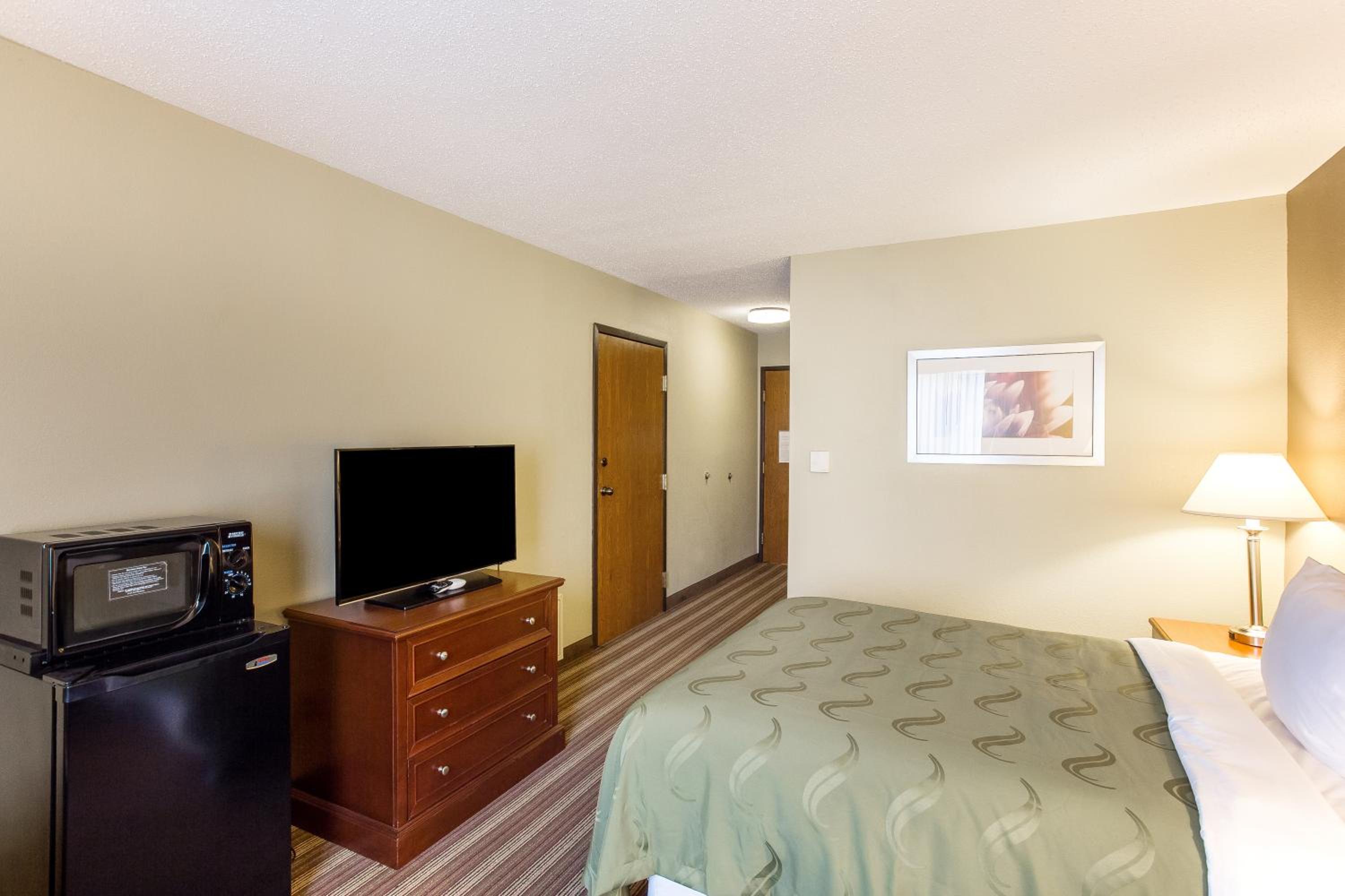 Double Room with Roll In Shower - Mobility Accessible/Non-Smoking - Photo 1
