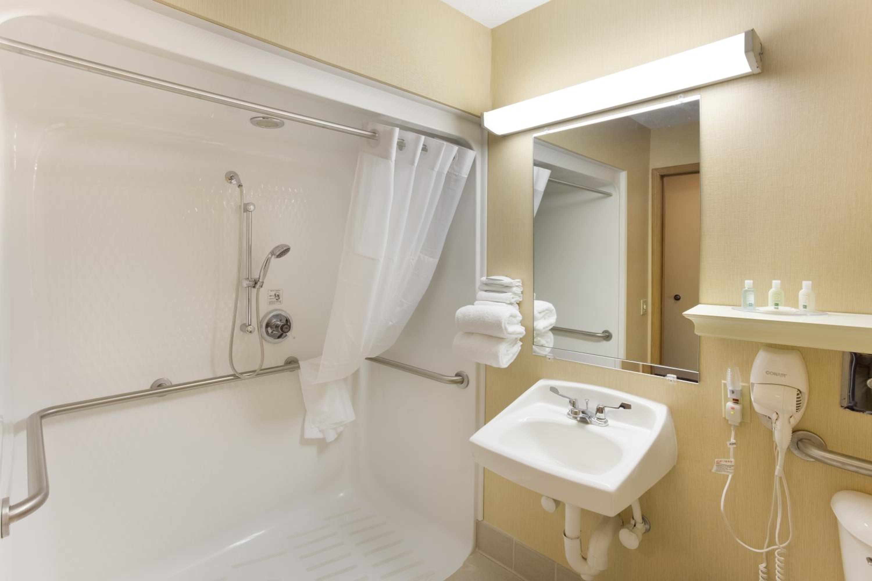 Double Room with Roll In Shower - Mobility Accessible/Non-Smoking - Photo 3