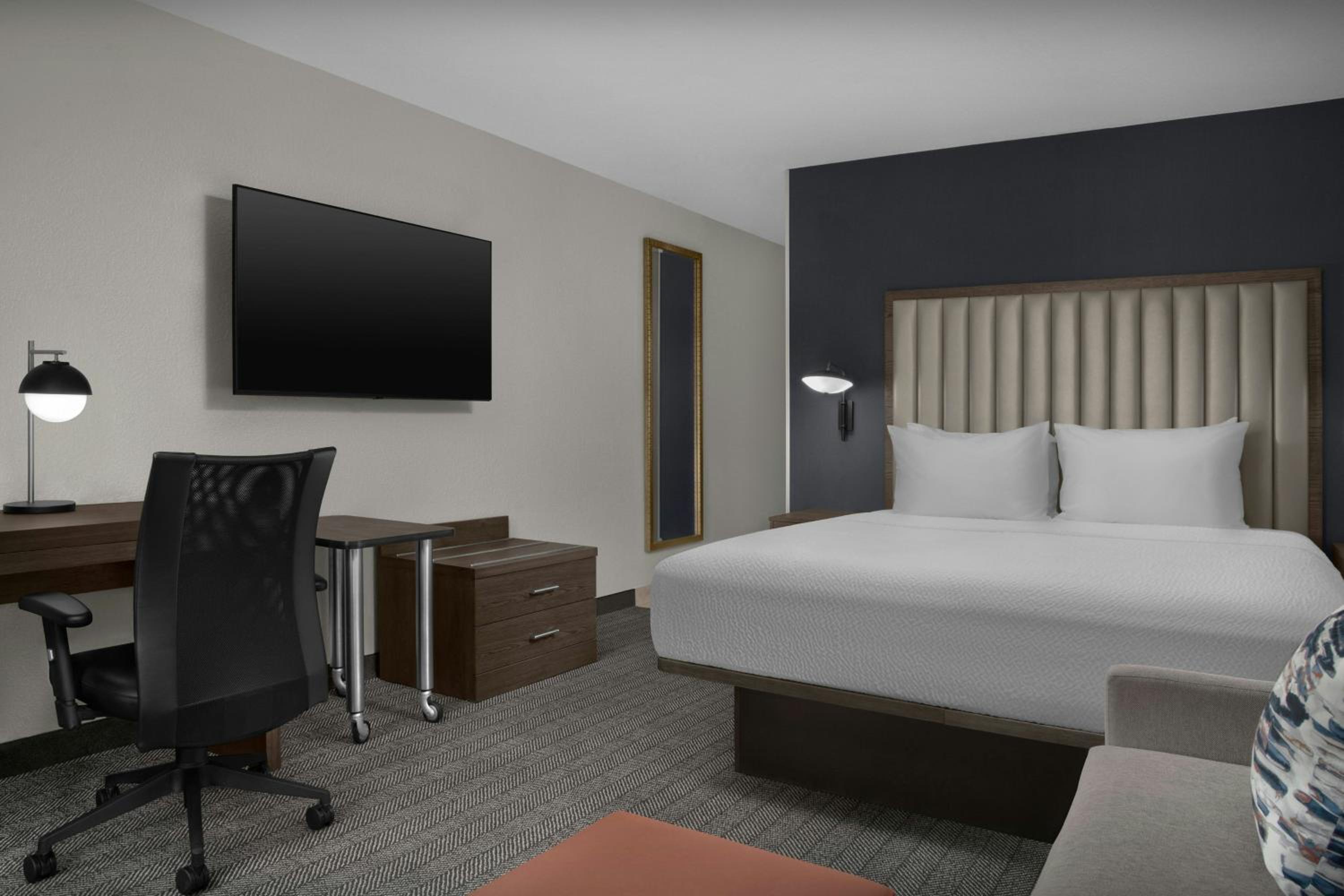 King Room with Sofa Bed - Hearing Accessible photo 3