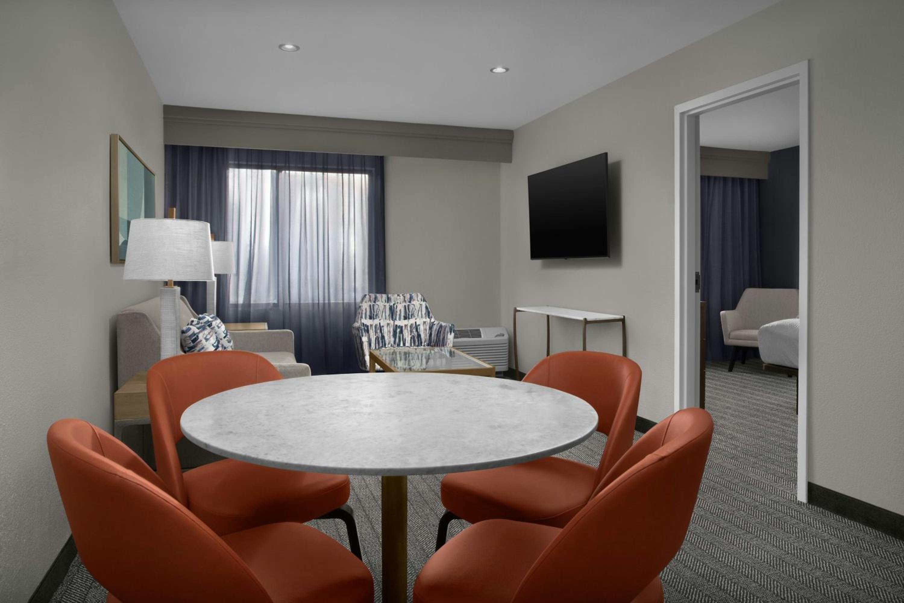 One-Bedroom King Suite with Sofa Bed photo 2