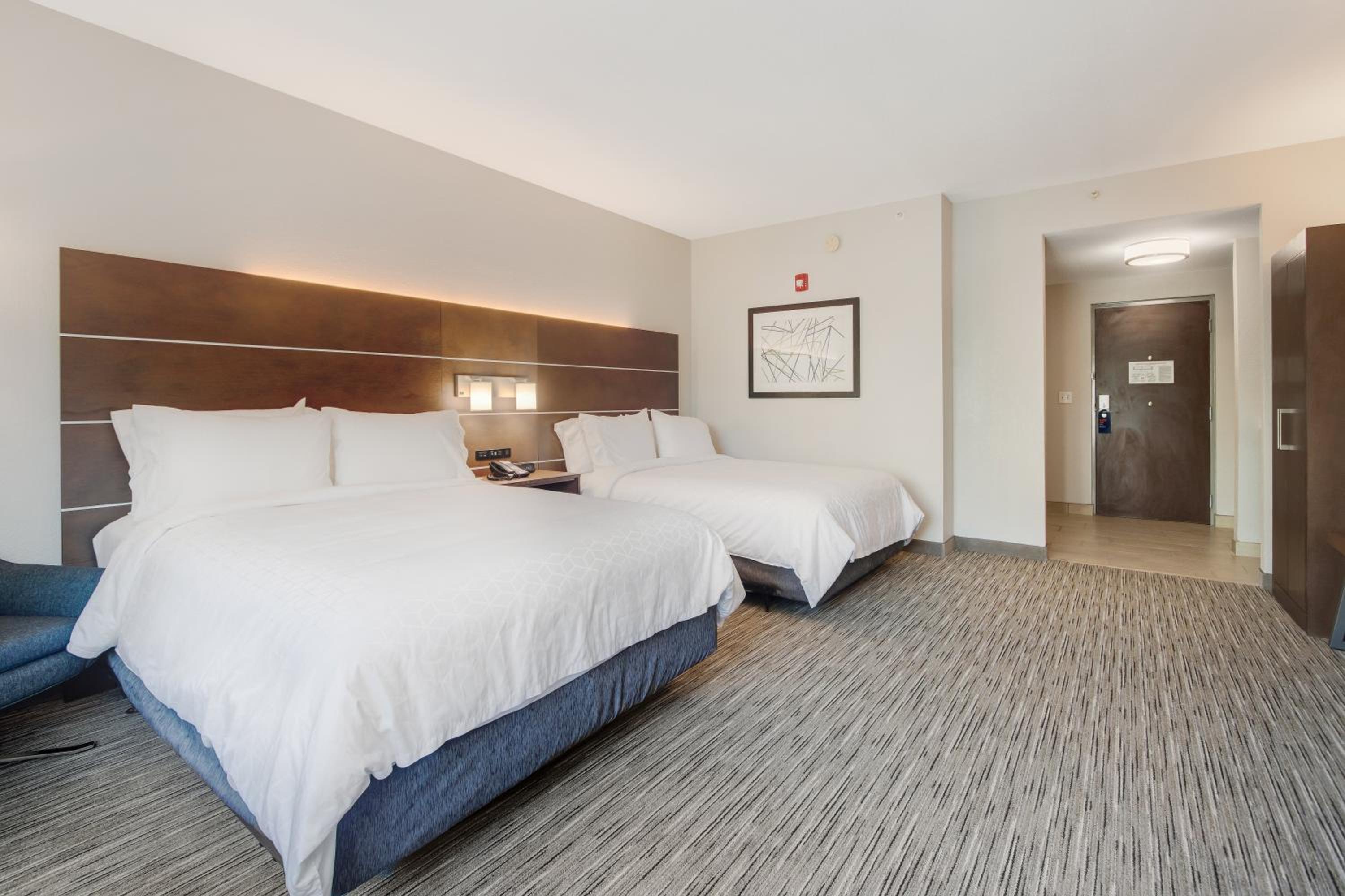Standard Queen Room with Two Queen Beds and Tub - Communications Accessible