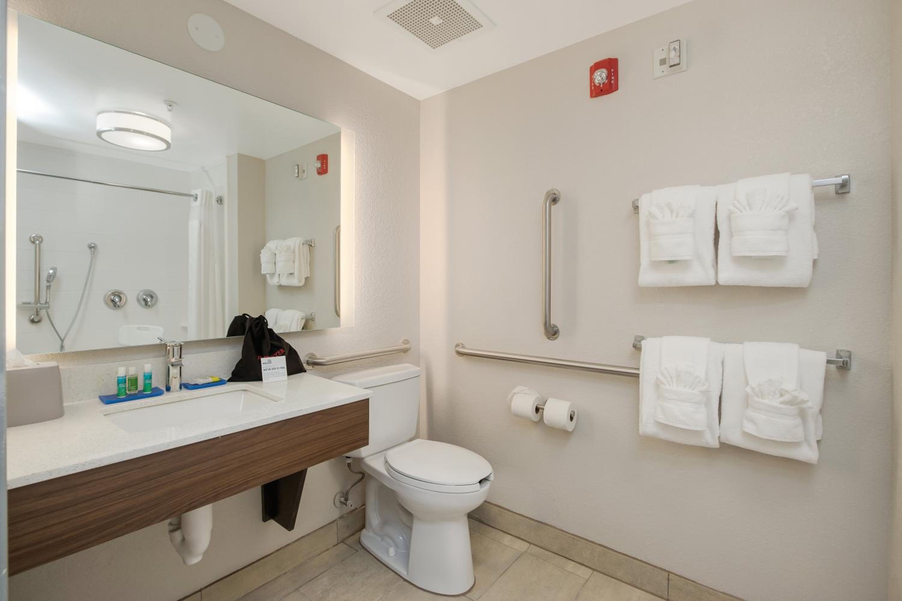 Standard Queen Room with Two Queen Beds and Tub - Communications Accessible