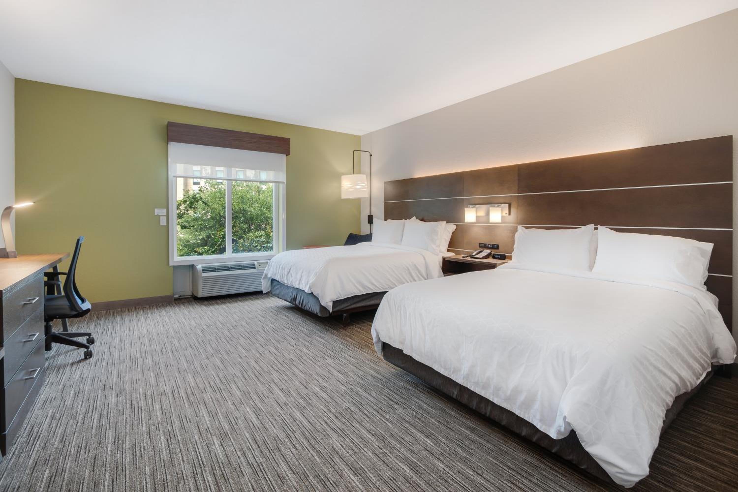 Standard Queen Room with Two Queen Beds and Tub - Communications Accessible