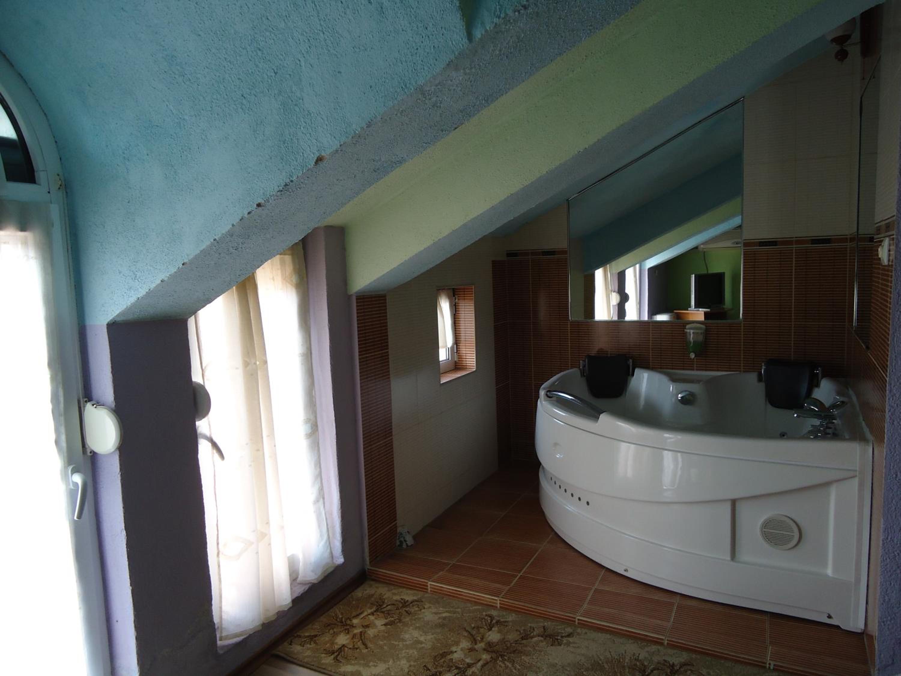 One-Bedroom Suite with Balcony photo 3