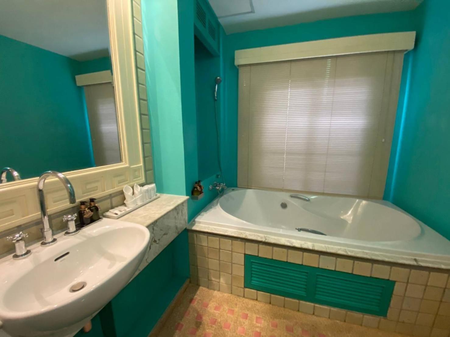 Executive Suite - Photo 3