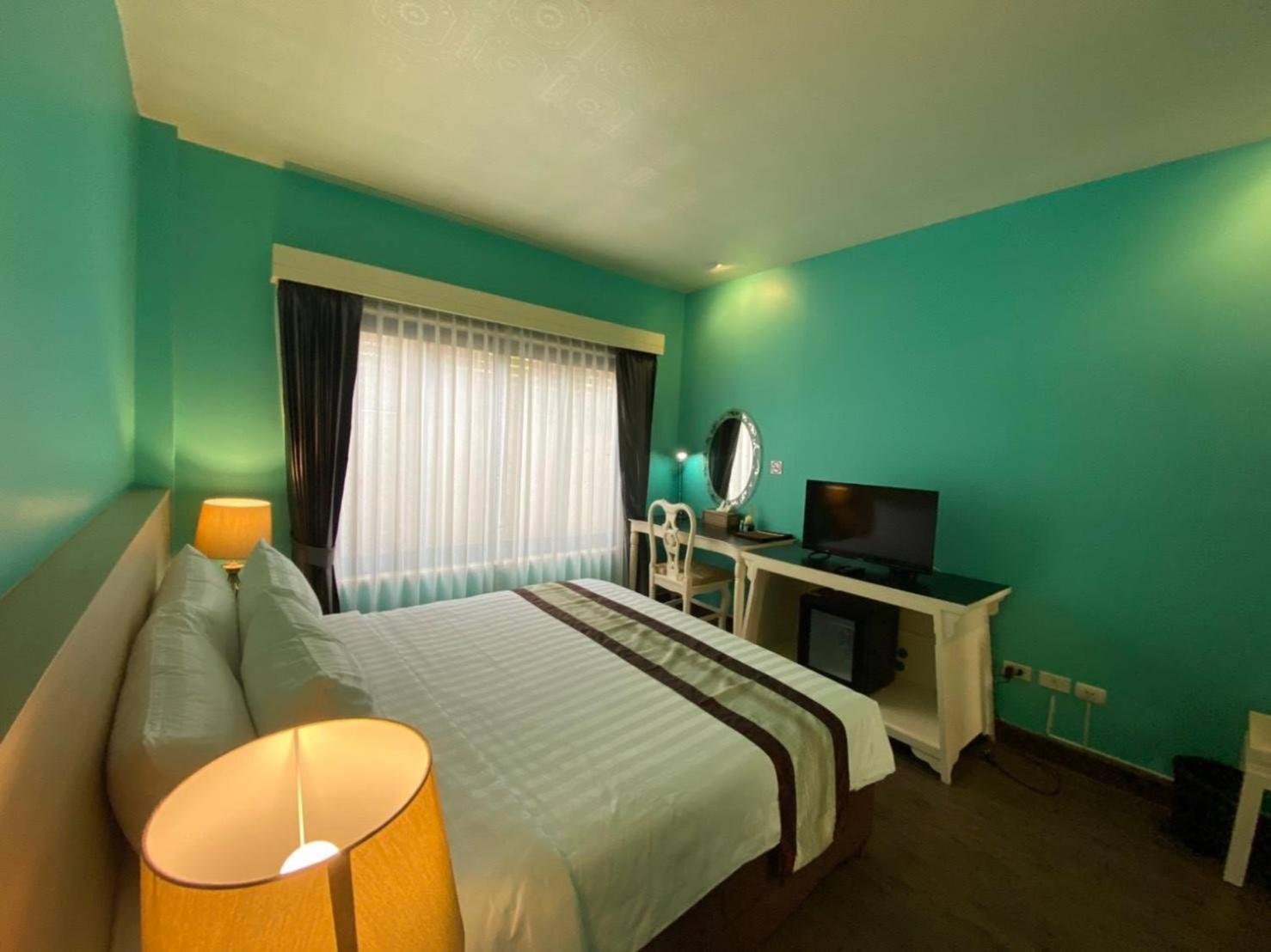 Executive Suite - Photo 13