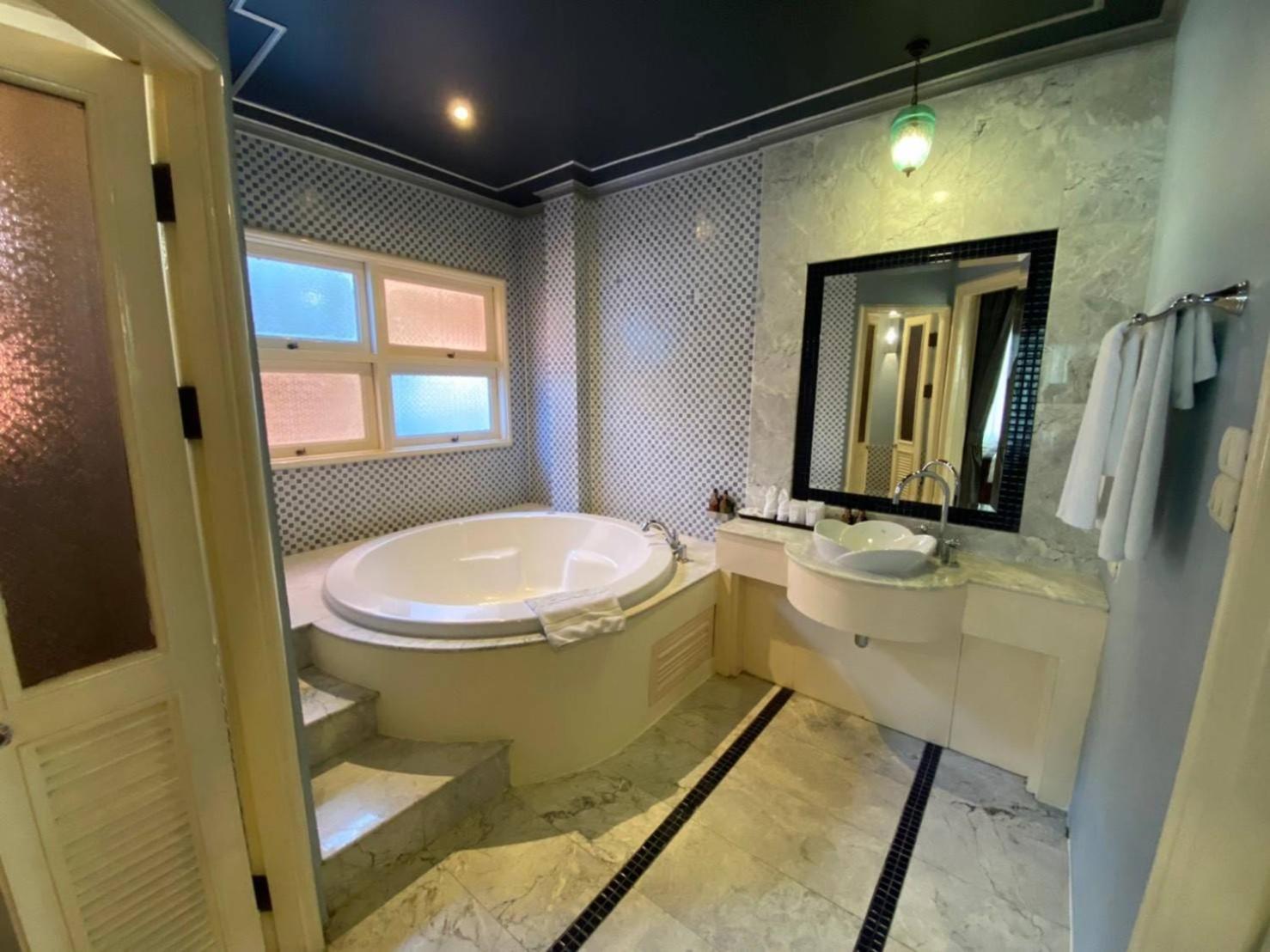 Executive Suite - Photo 9