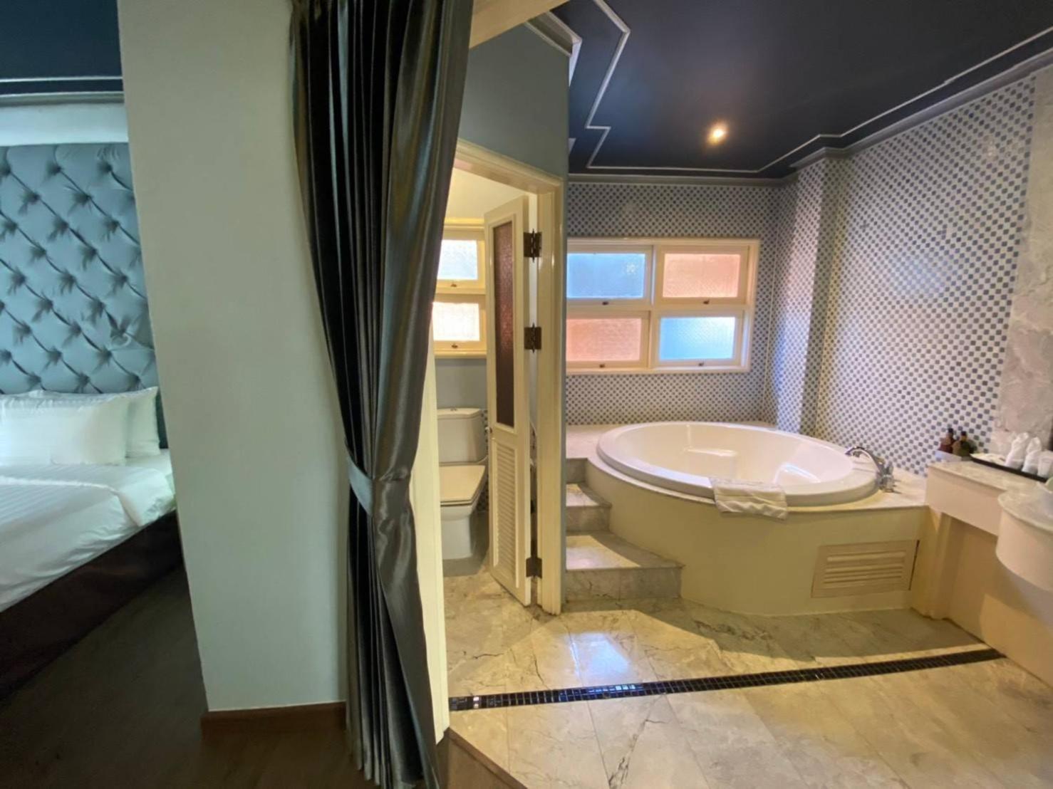 Executive Suite - Photo 8