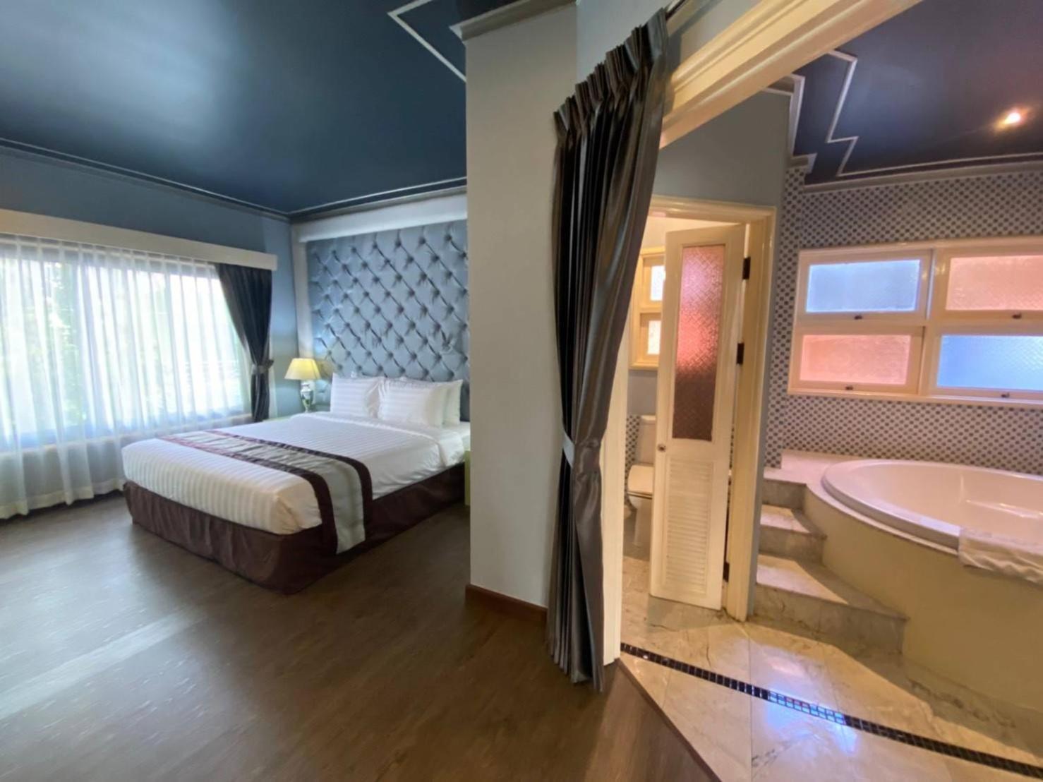 Executive Suite - Photo 16