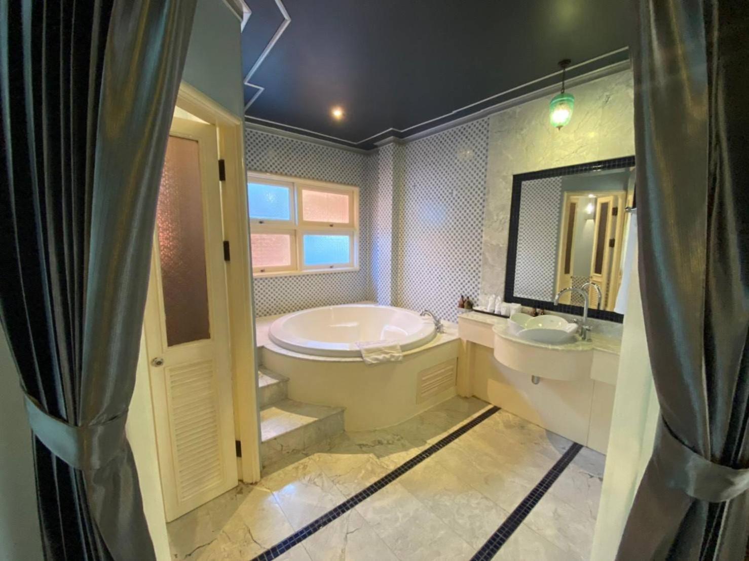 Executive Suite - Photo 7