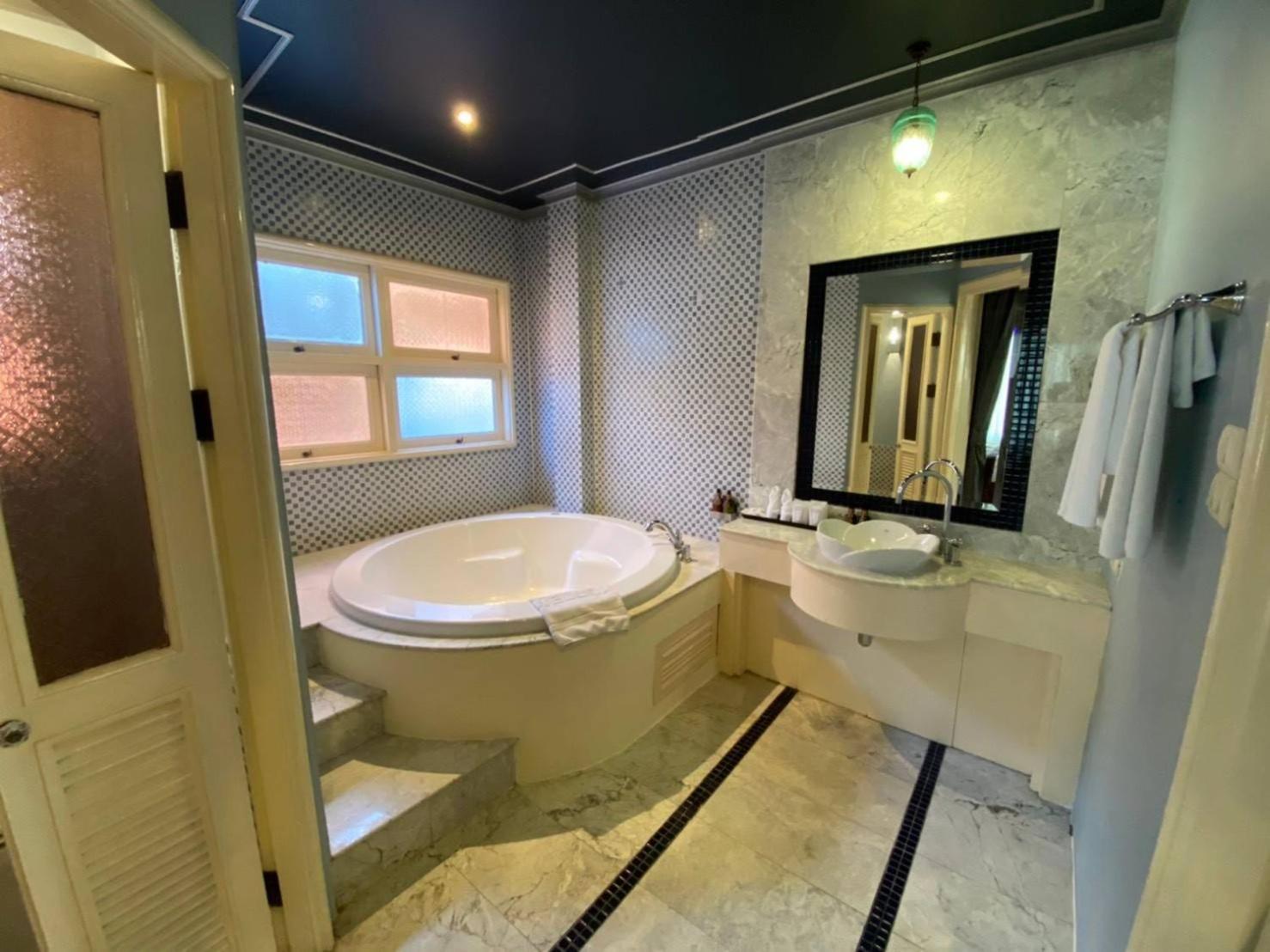 Executive Suite - Photo 10