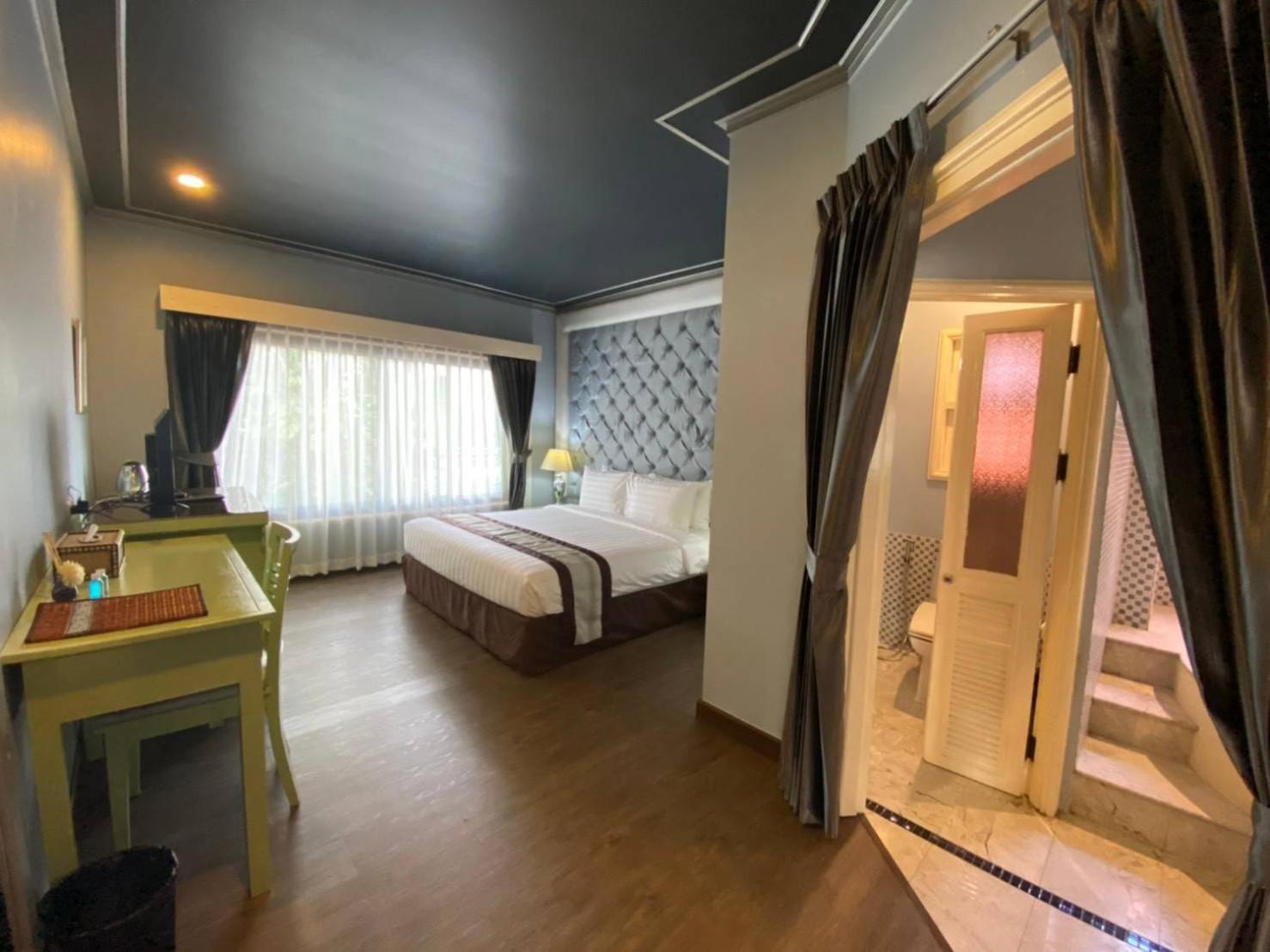 Executive Suite - Photo 15