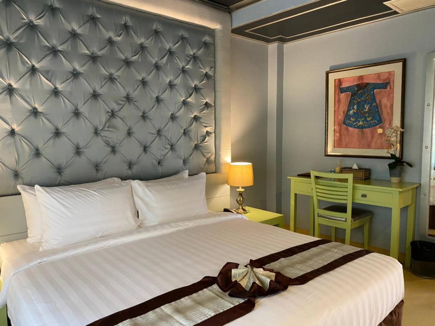 Executive Suite - Photo 14