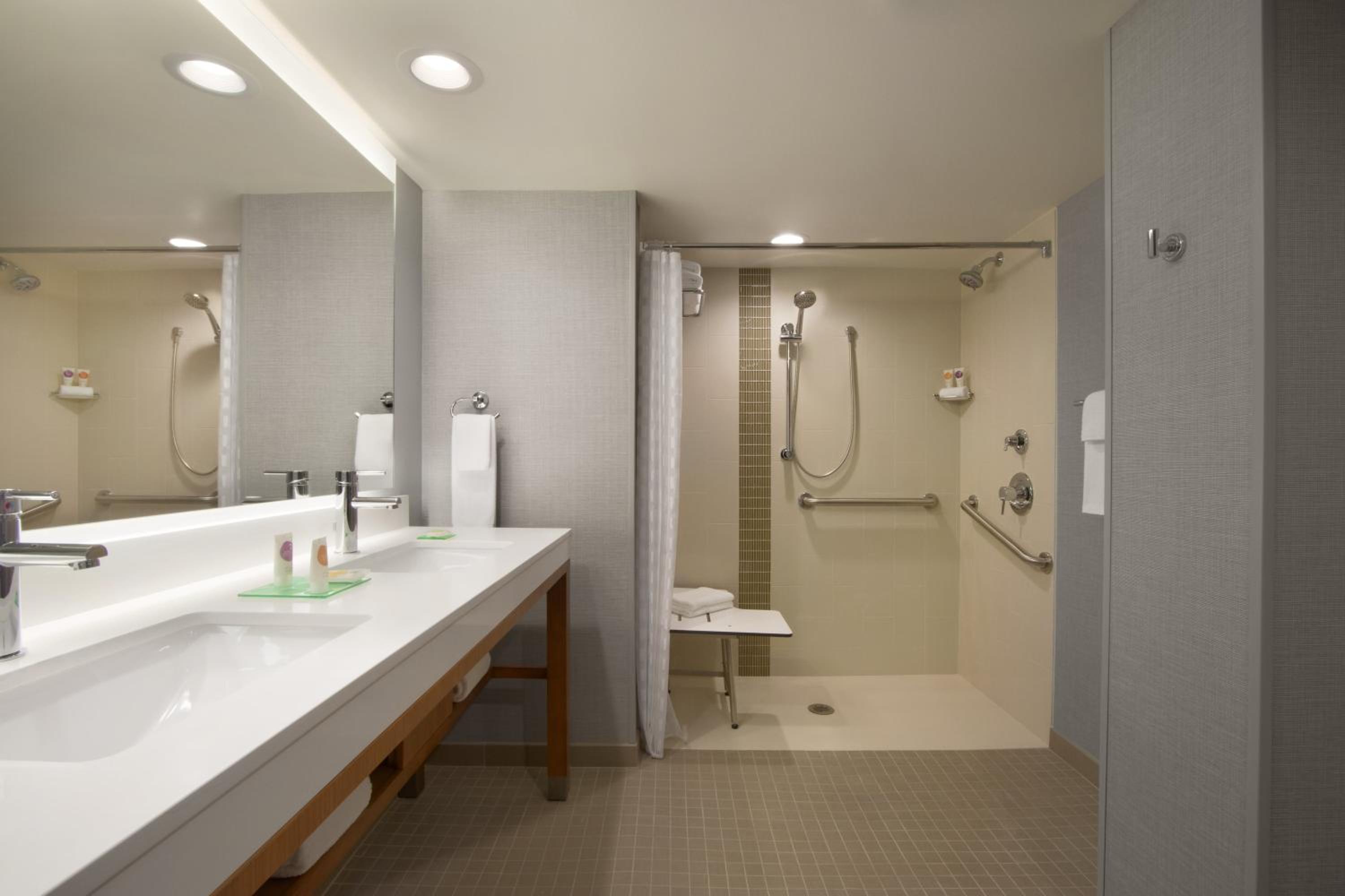 Queen Room with Two Queen Beds and Roll-In Shower - Disability Access - Photo 3