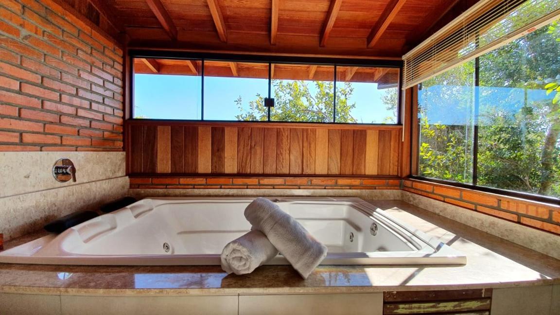 Suite with Hot Tub photo 2