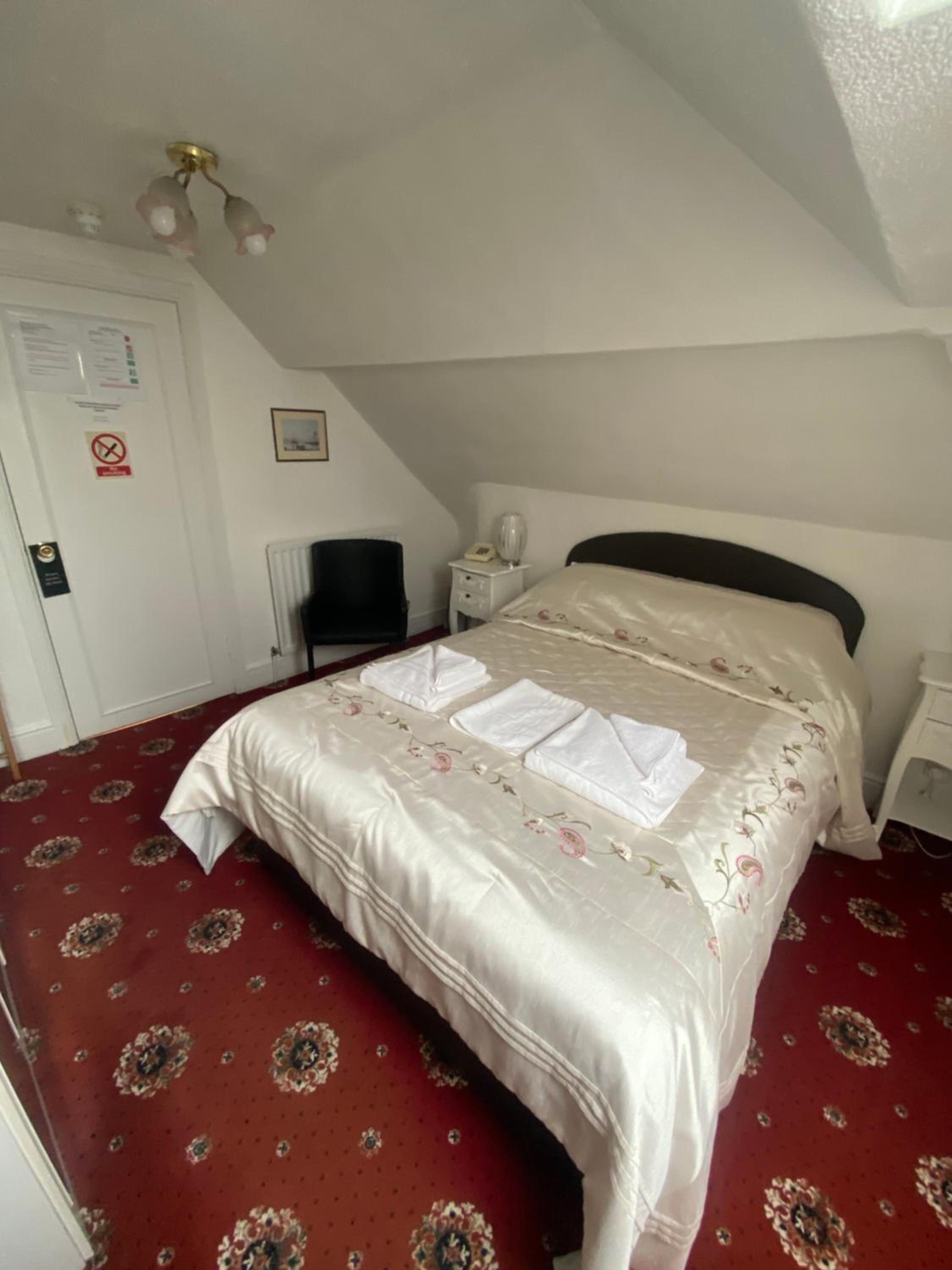 Double Room with Private Bathroom - Photo 2