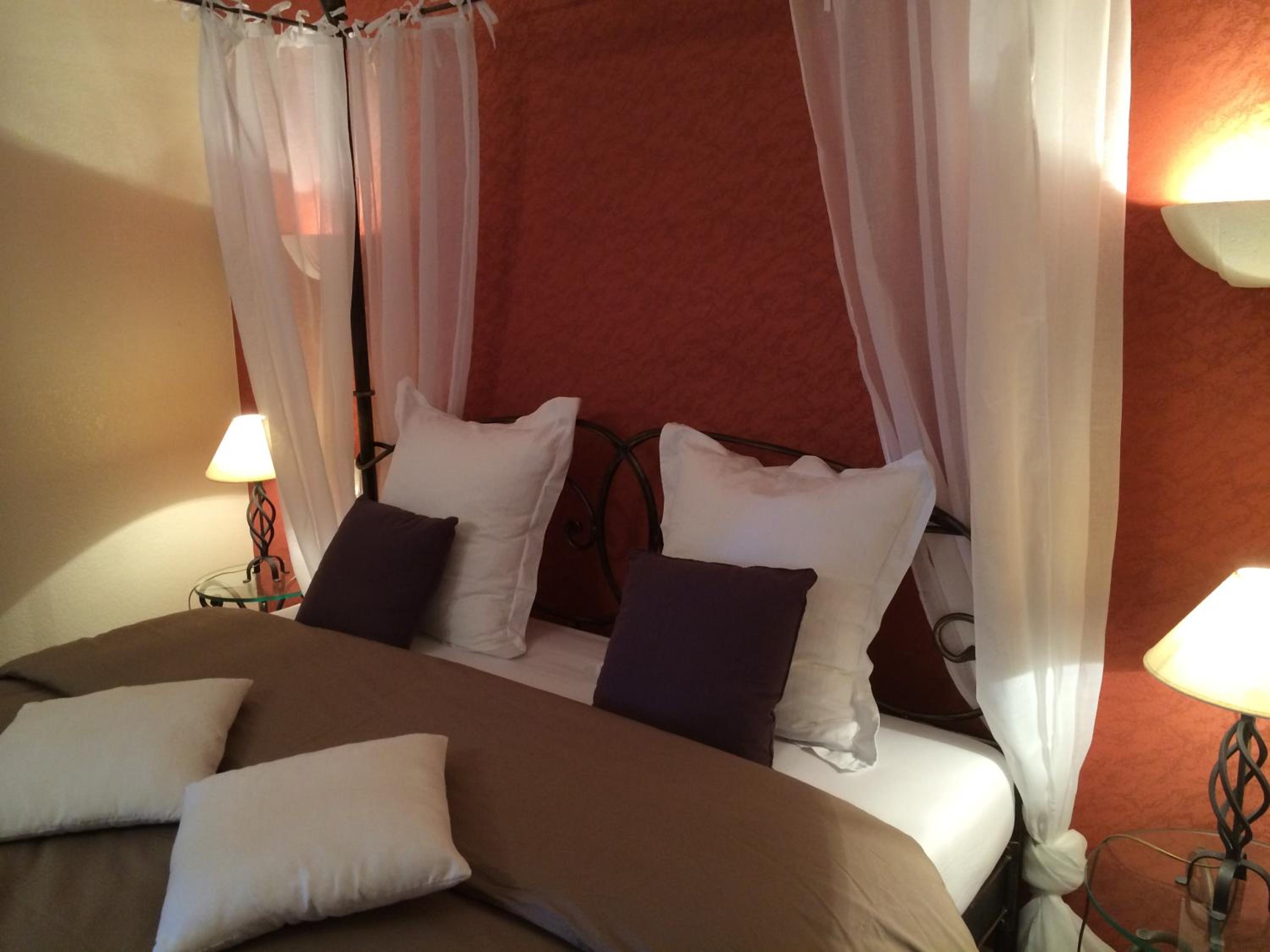 Double Room with Four Poster Bed photo 1