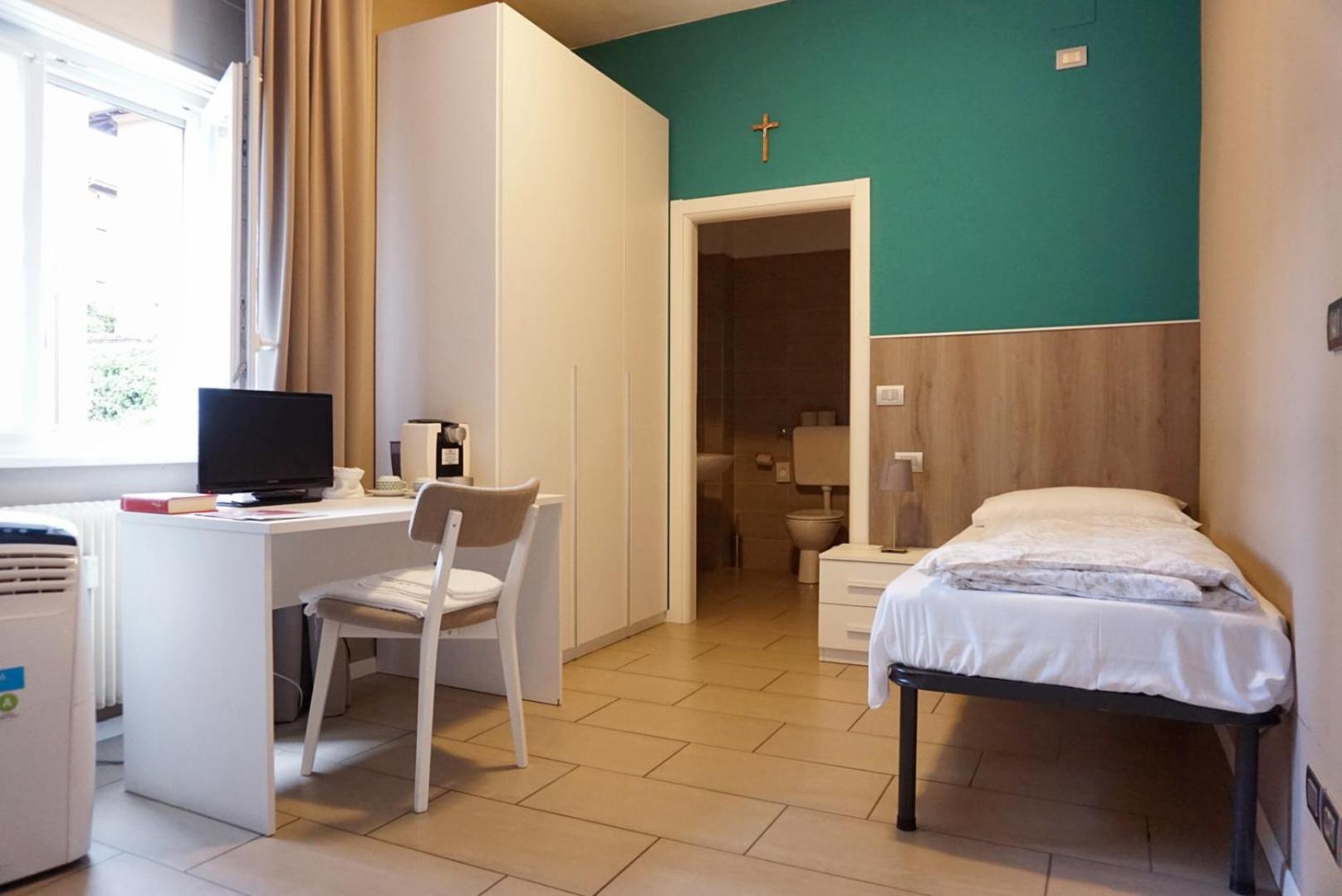 Twin Room with Private Bathroom photo 1