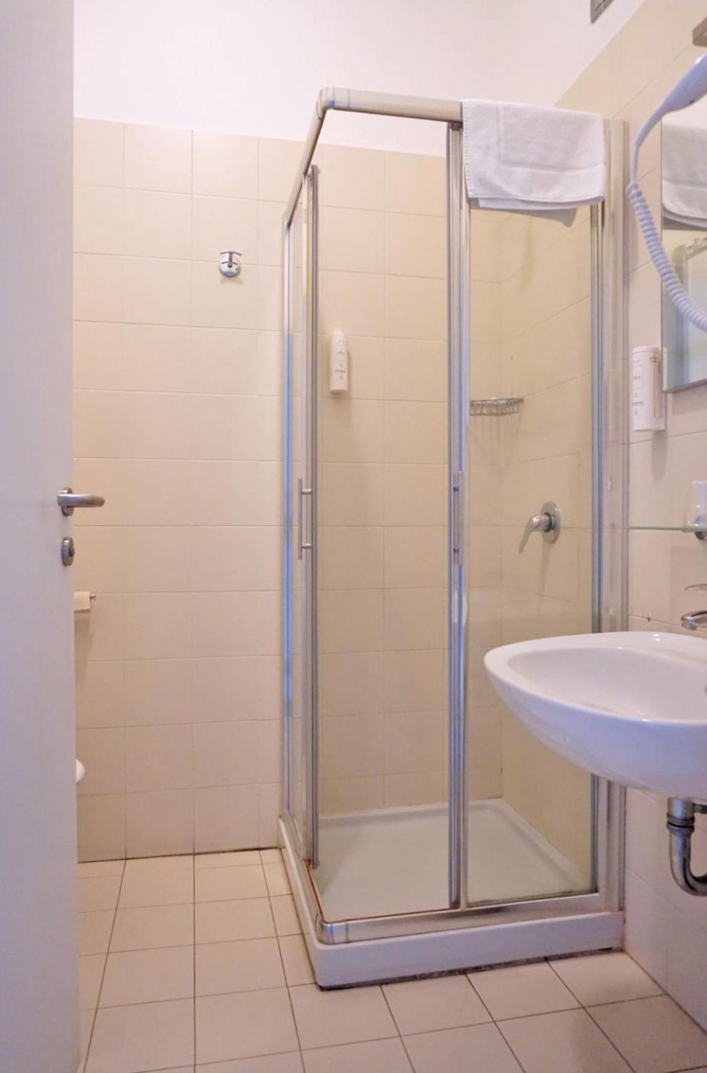Single Room with Private Bathroom photo 3