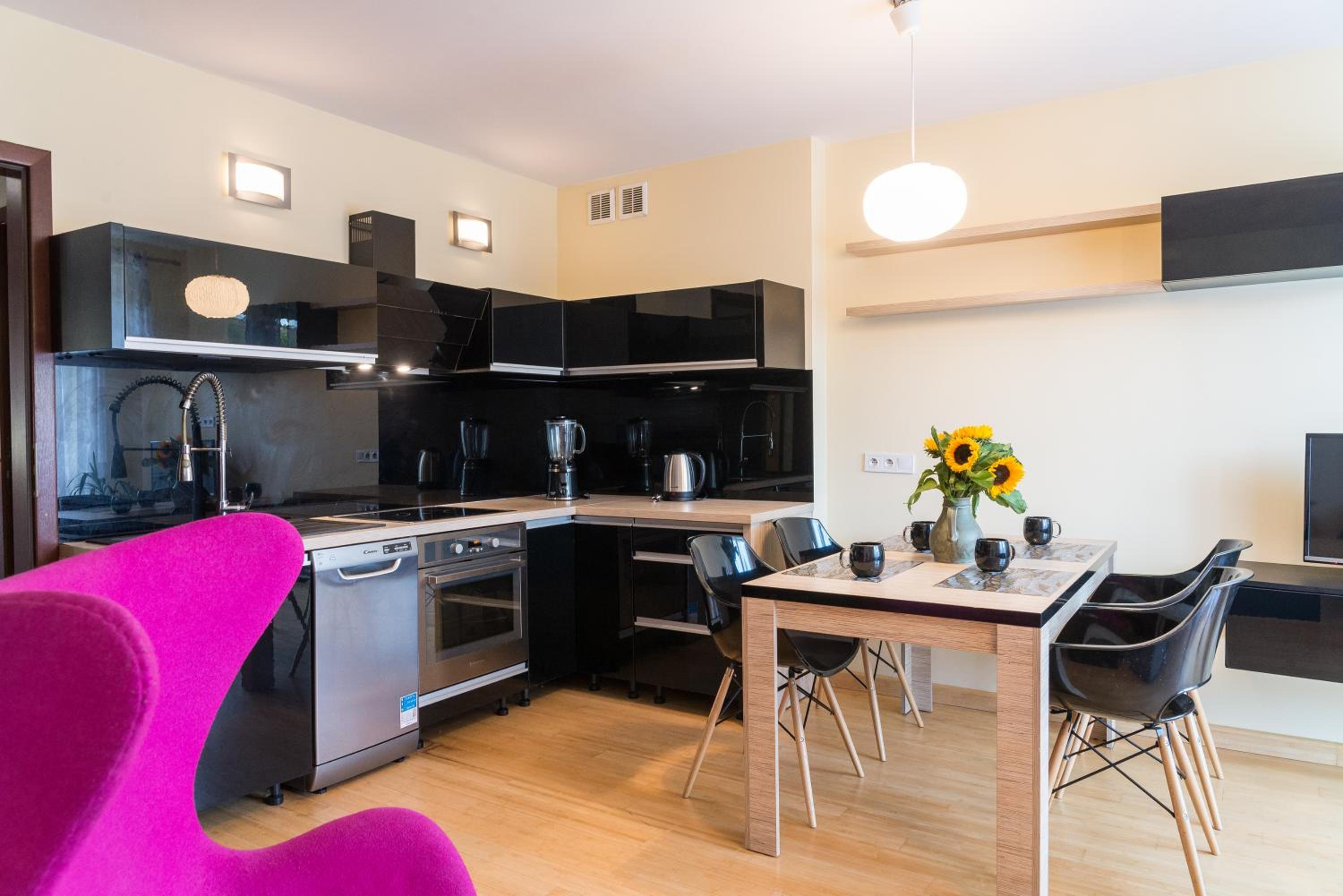 Apartment with Balcony - Photo 15