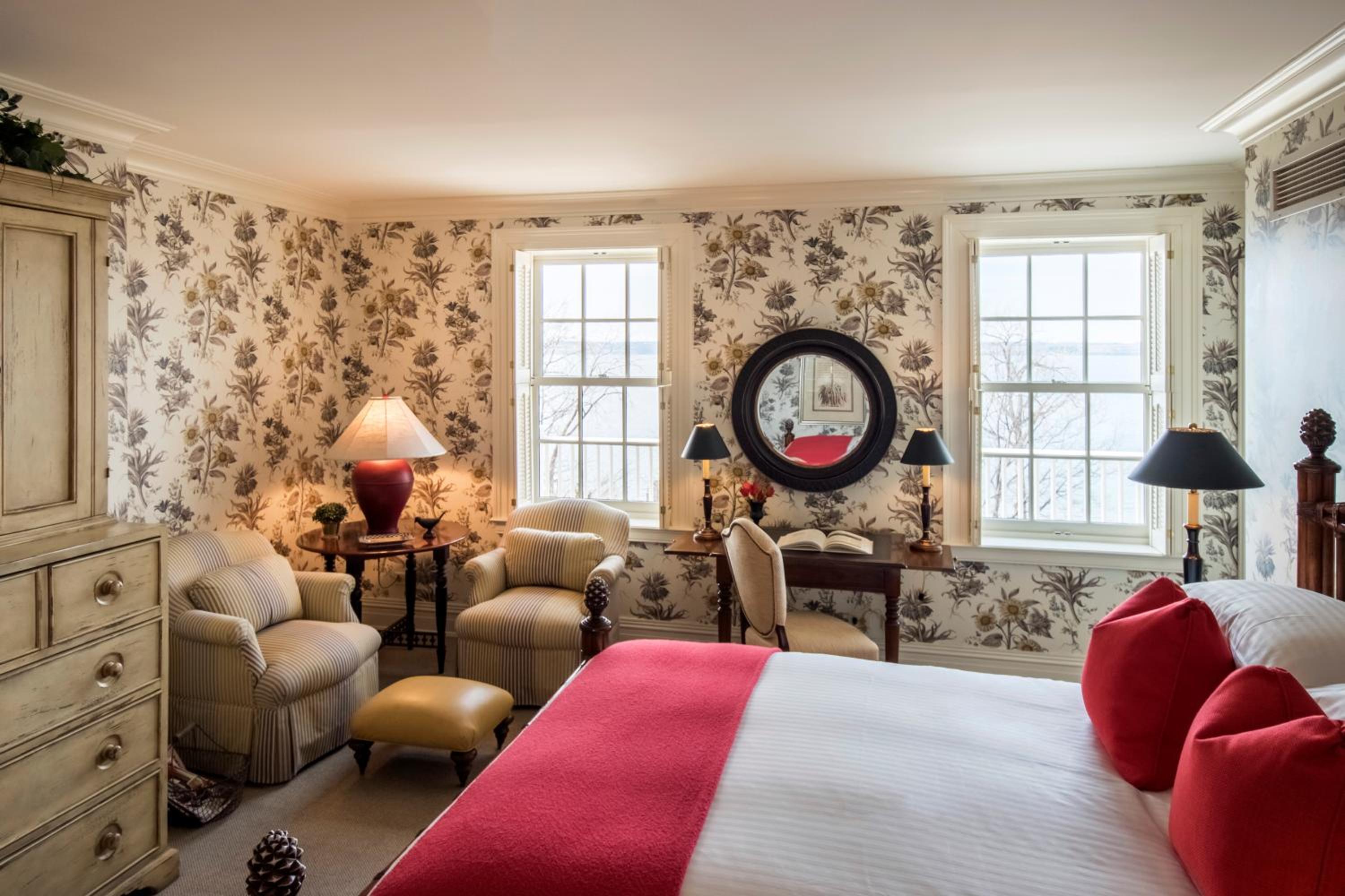 Queen Room With Lake View - Aurora Inn