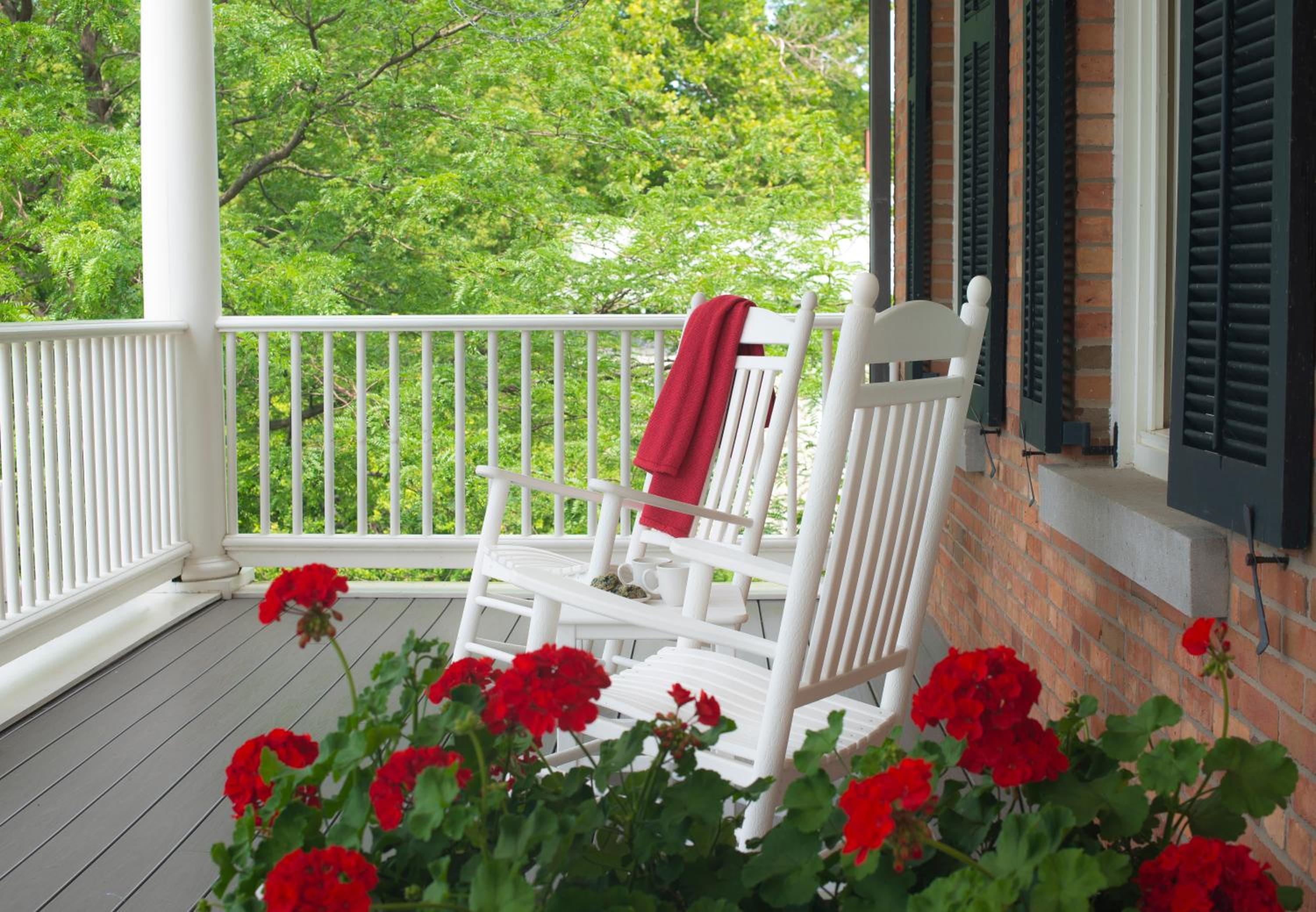 Queen Room With Lake View - Aurora Inn