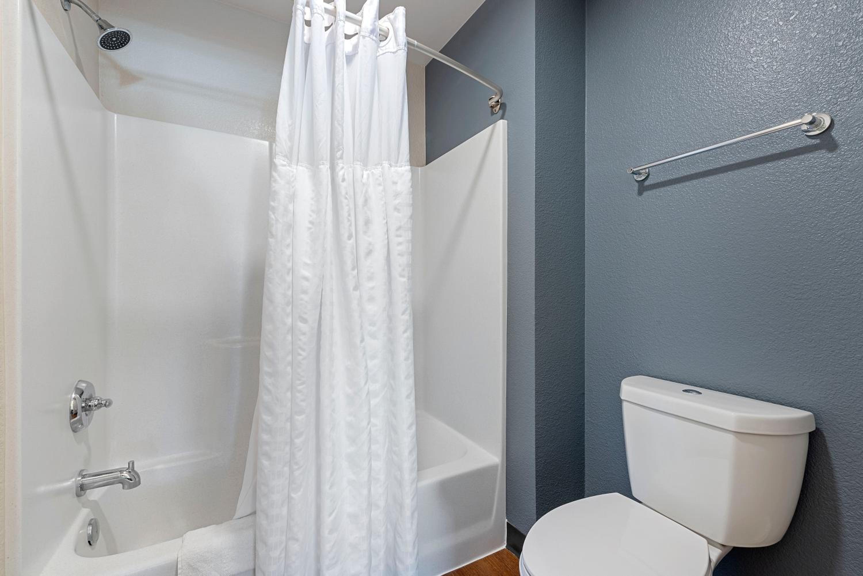 Deluxe Studio with 1 King Bed - Non-Smoking - Photo 8