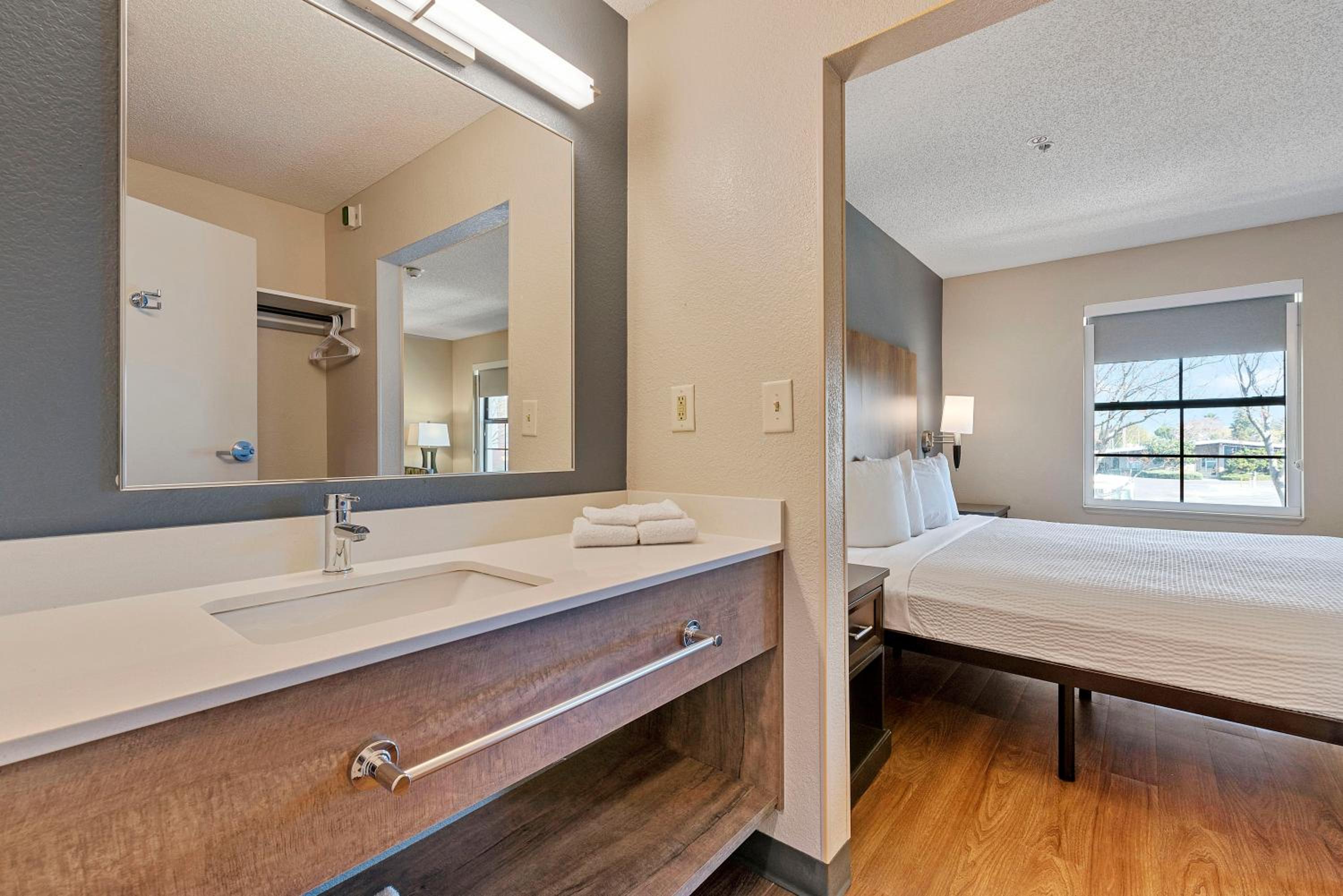 Deluxe Studio with 1 King Bed - Non-Smoking - Photo 10