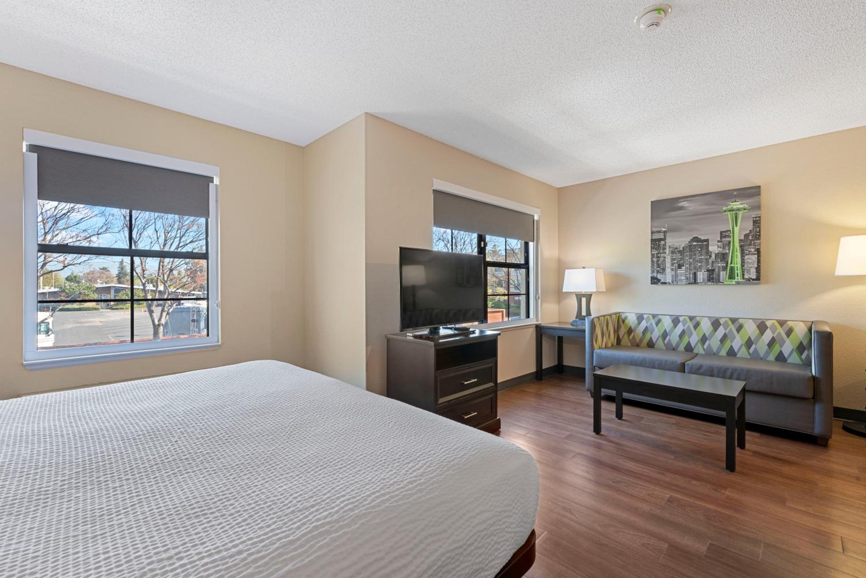 Deluxe Studio with 1 King Bed - Non-Smoking - Photo 5