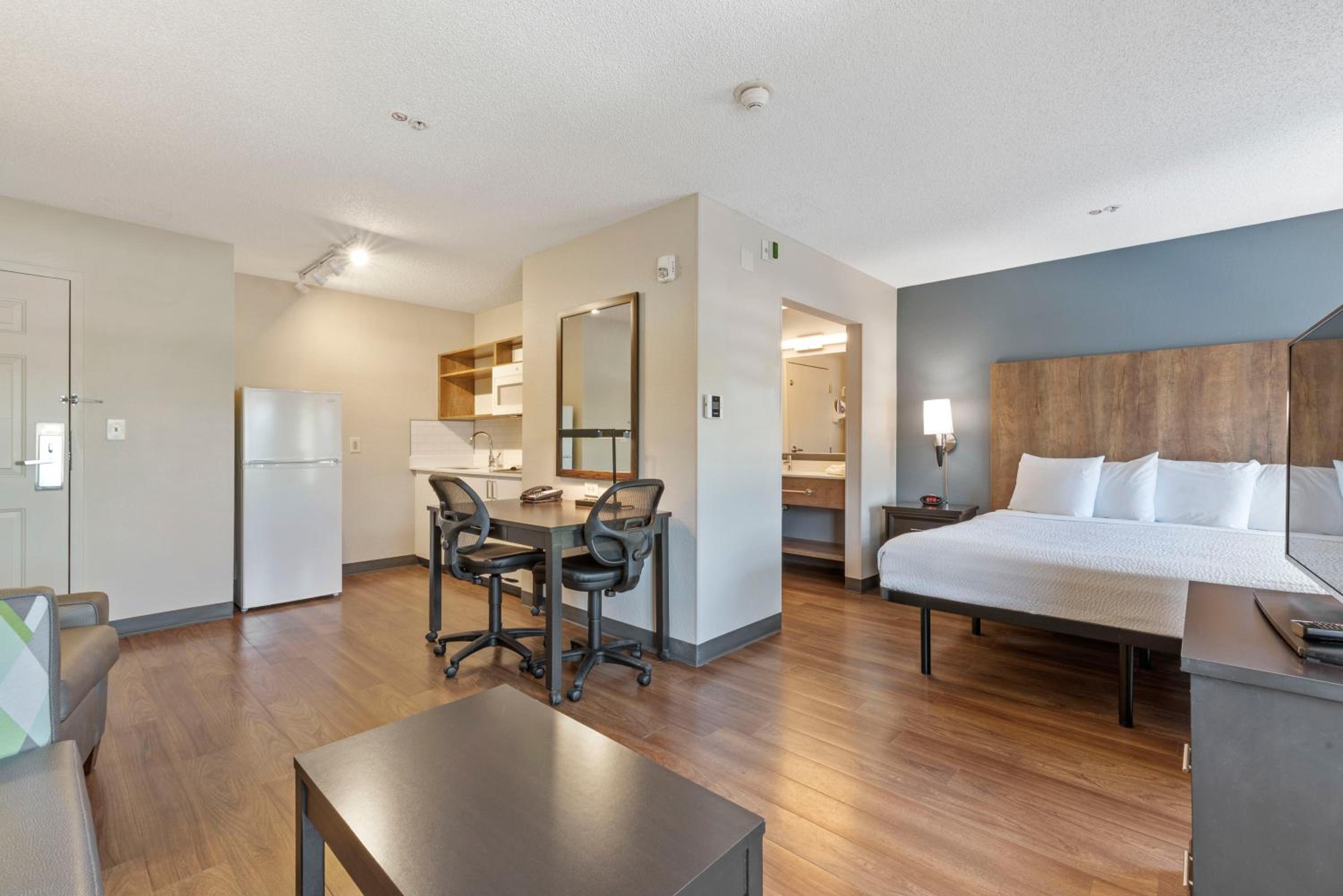 Deluxe Studio with 1 King Bed - Non-Smoking - Photo 4