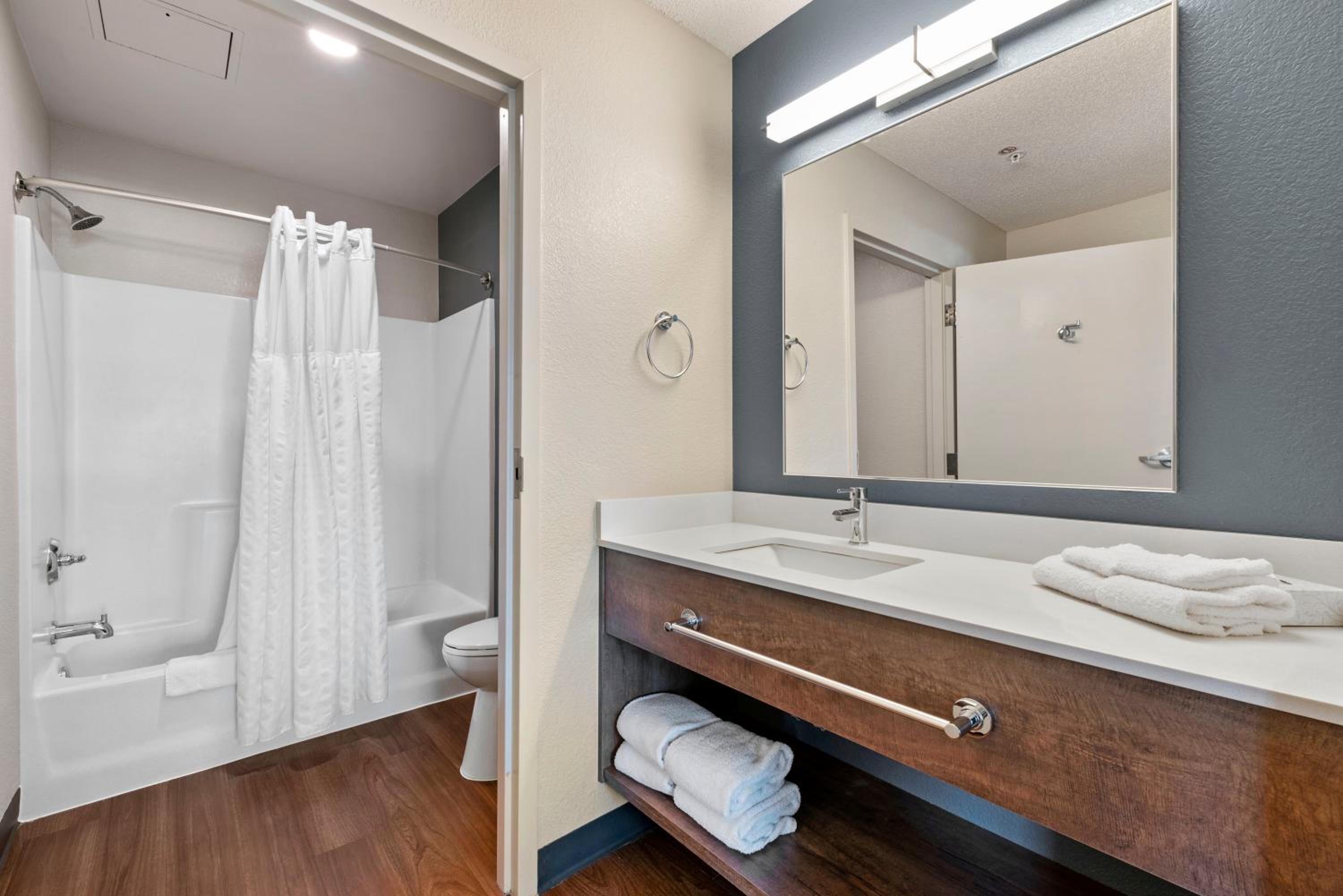 Deluxe Studio with 1 King Bed - Non-Smoking - Photo 9