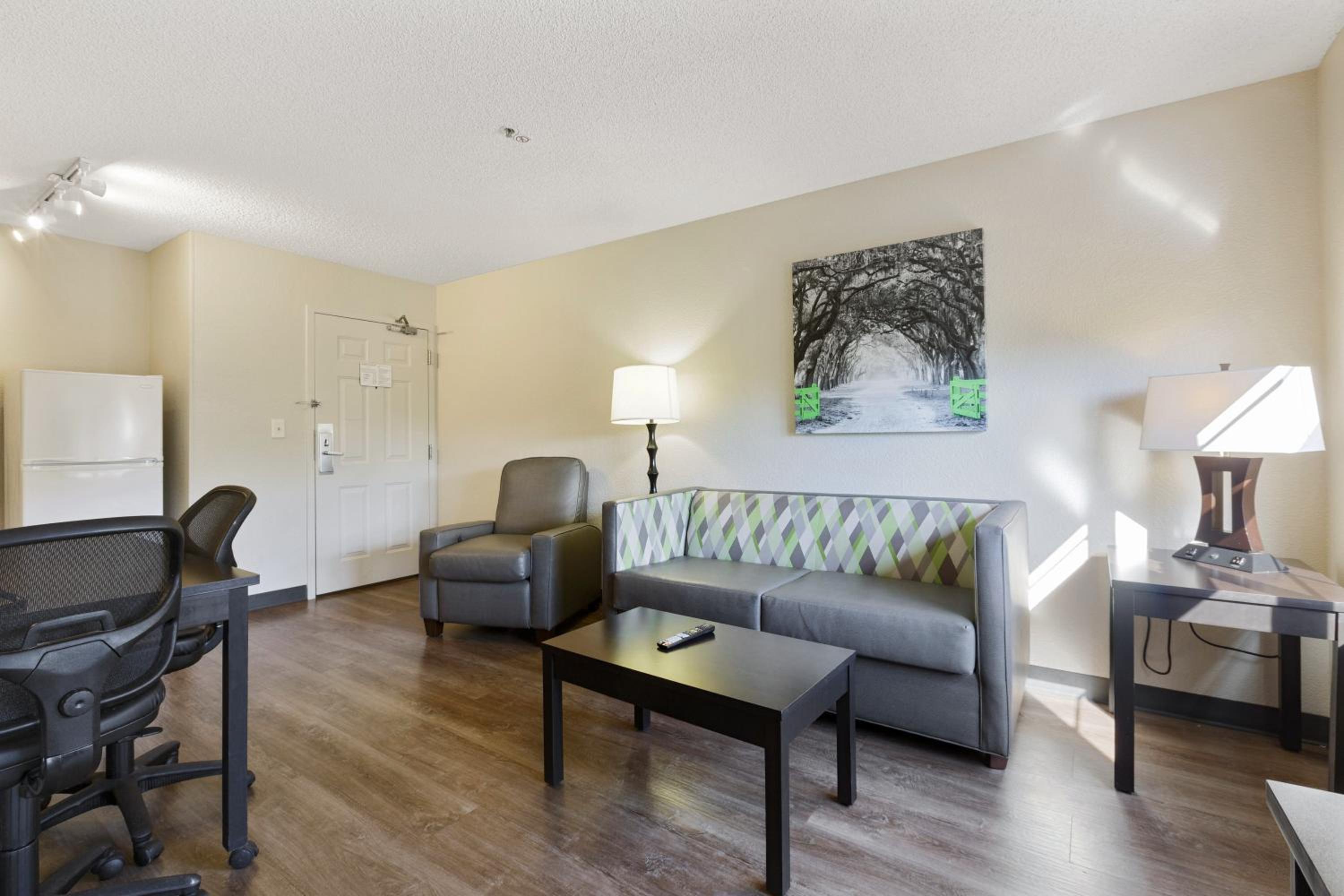 Deluxe Studio with 1 Queen Bed - Non-Smoking - Photo 7