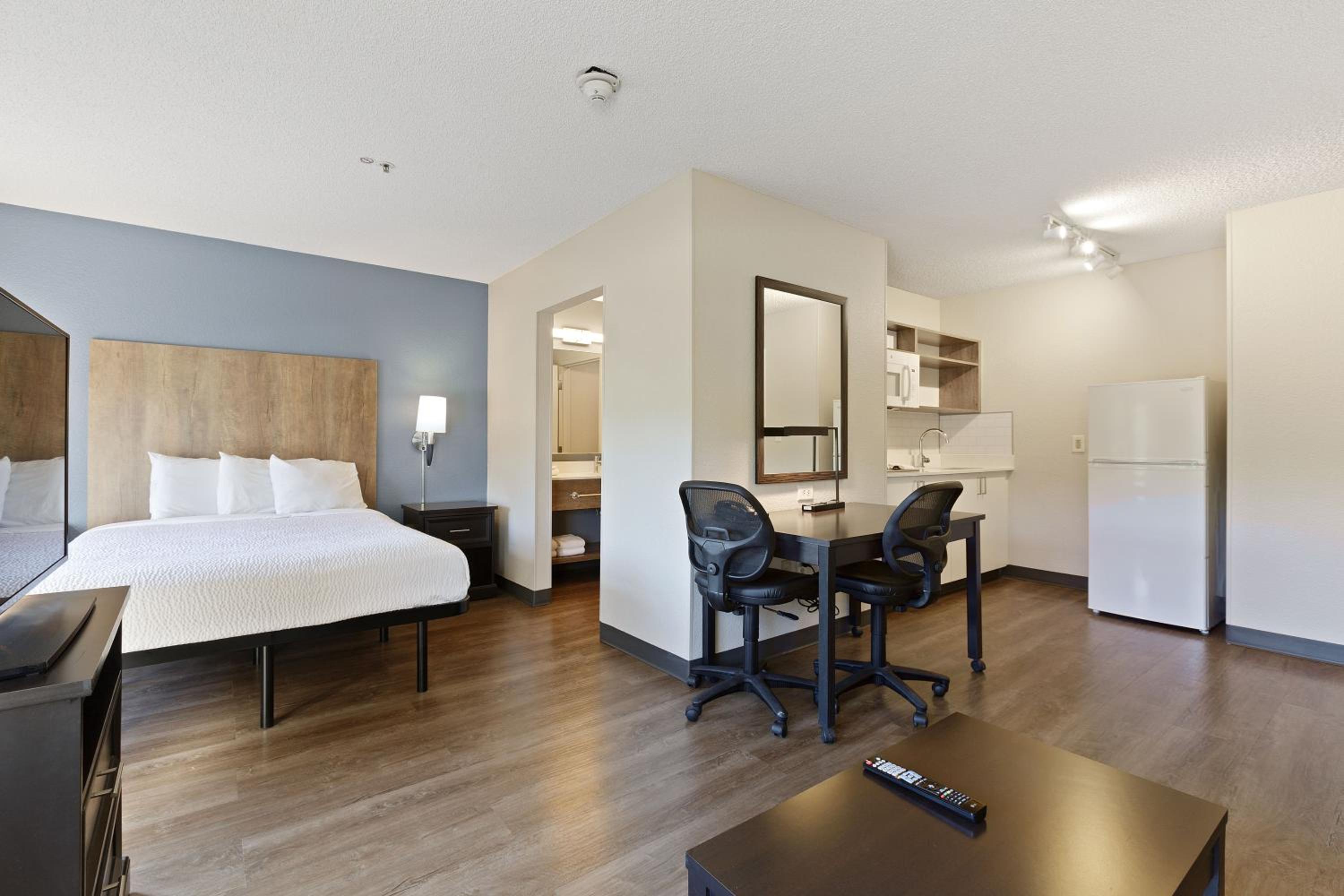 Deluxe Studio with 1 Queen Bed - Non-Smoking - Photo 8