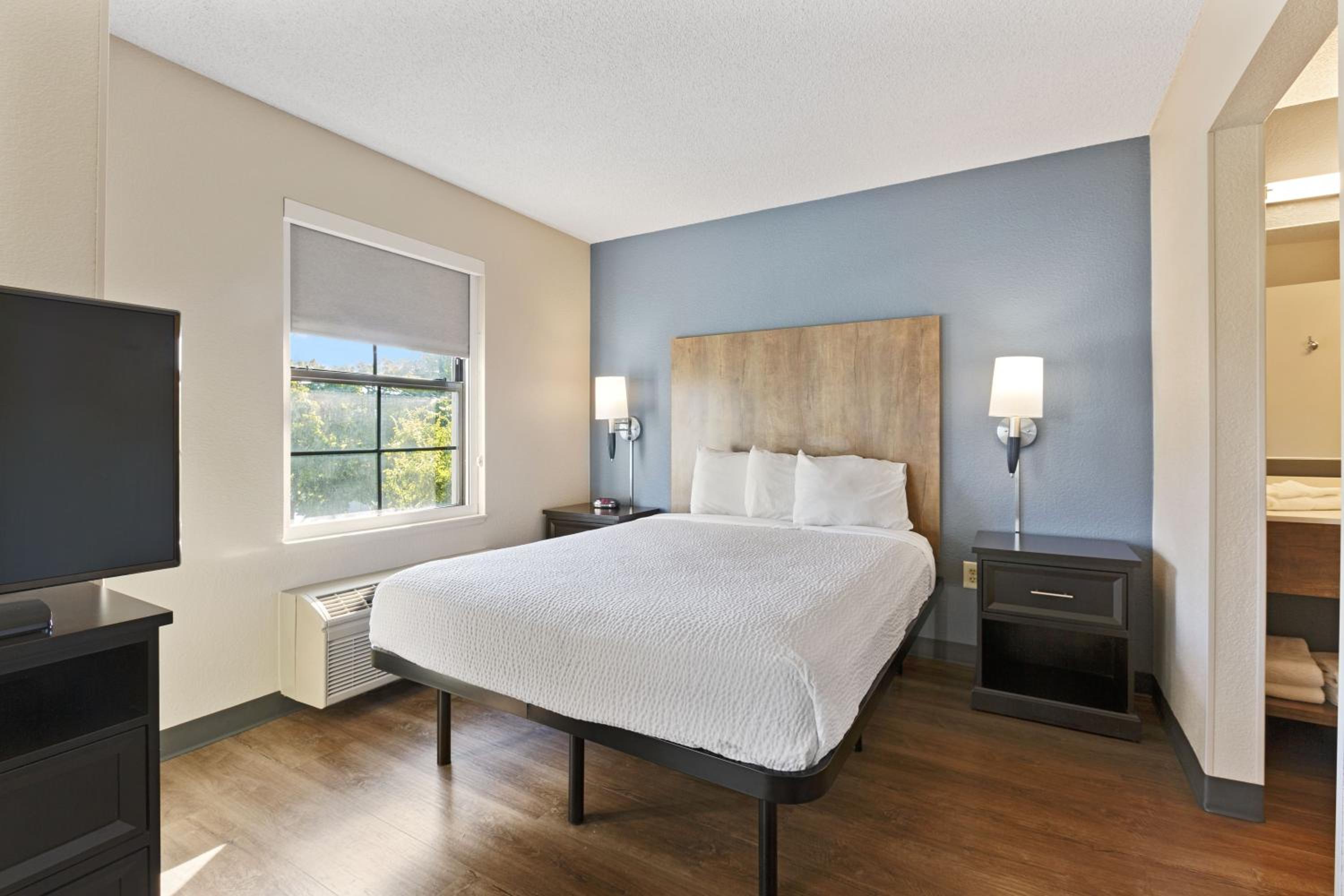 Deluxe Studio with 1 Queen Bed - Non-Smoking - Photo 9